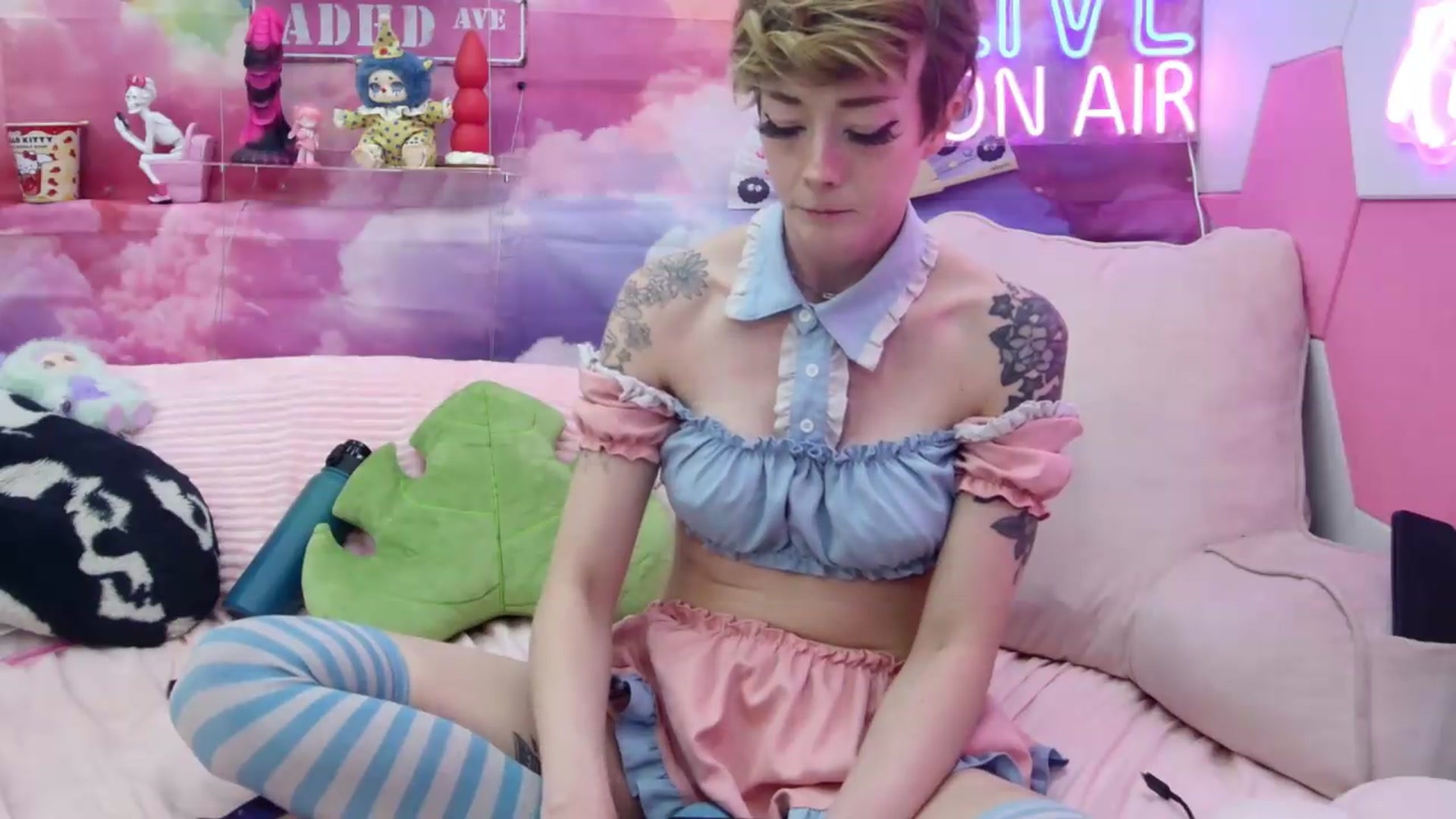 Gallery image thumbnail from Riley_Cyriis's myfreecams stream on, 05/16/2026, 01:50 image 16 of 20