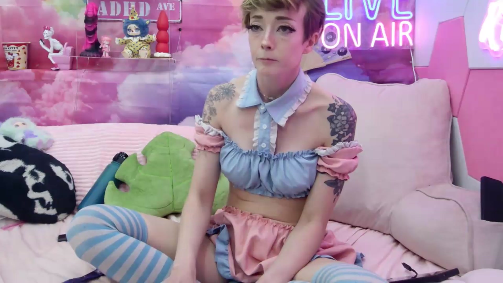 Gallery image thumbnail from Riley_Cyriis's myfreecams stream on, 05/16/2026, 01:50 image 13 of 20