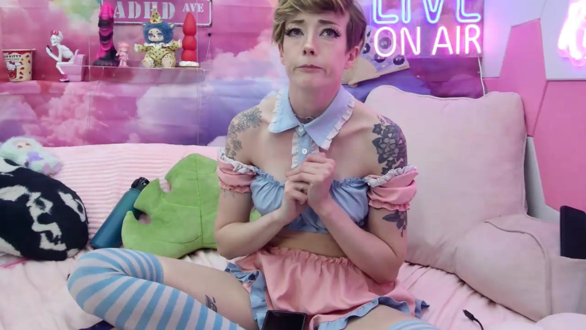 Gallery image thumbnail from Riley_Cyriis's myfreecams stream on, 05/16/2026, 01:50 image 15 of 20