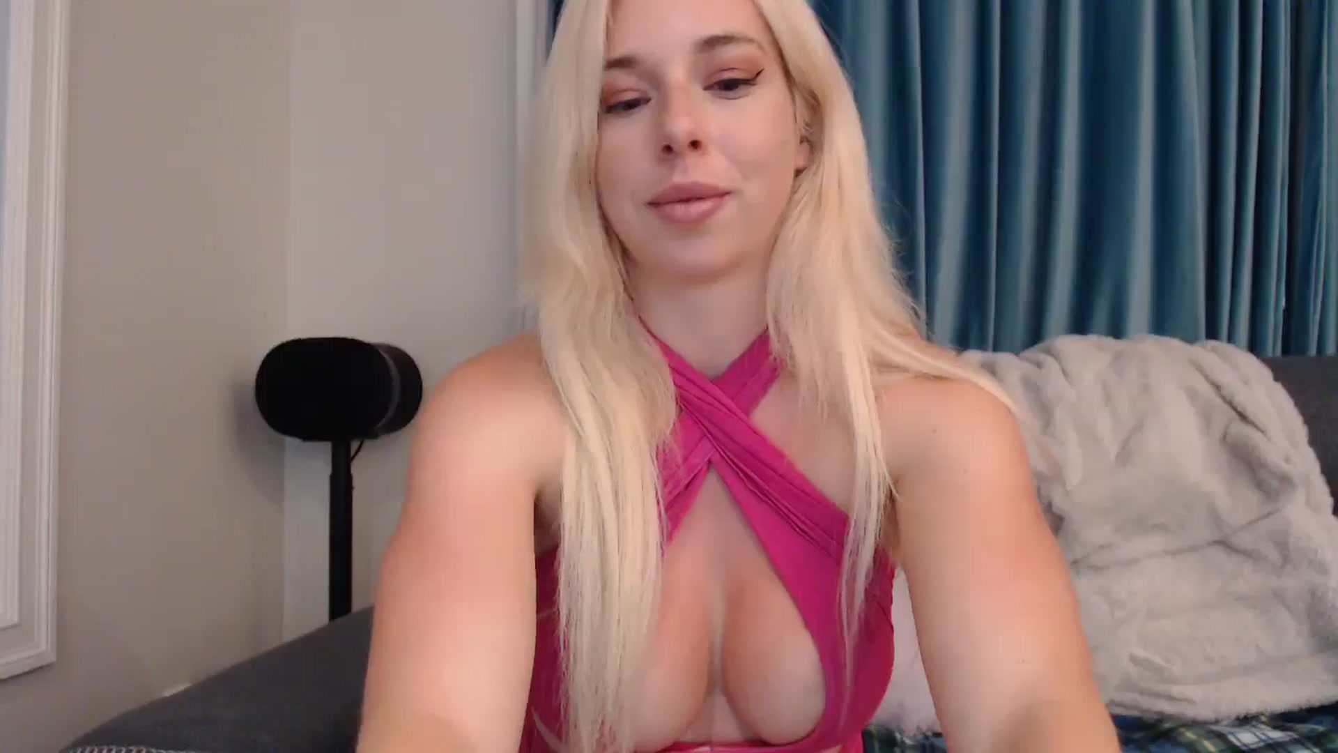 Gallery image thumbnail from Riley_Parks's myfreecams stream on, 08/26/2024, 24:15 image 17 of 20