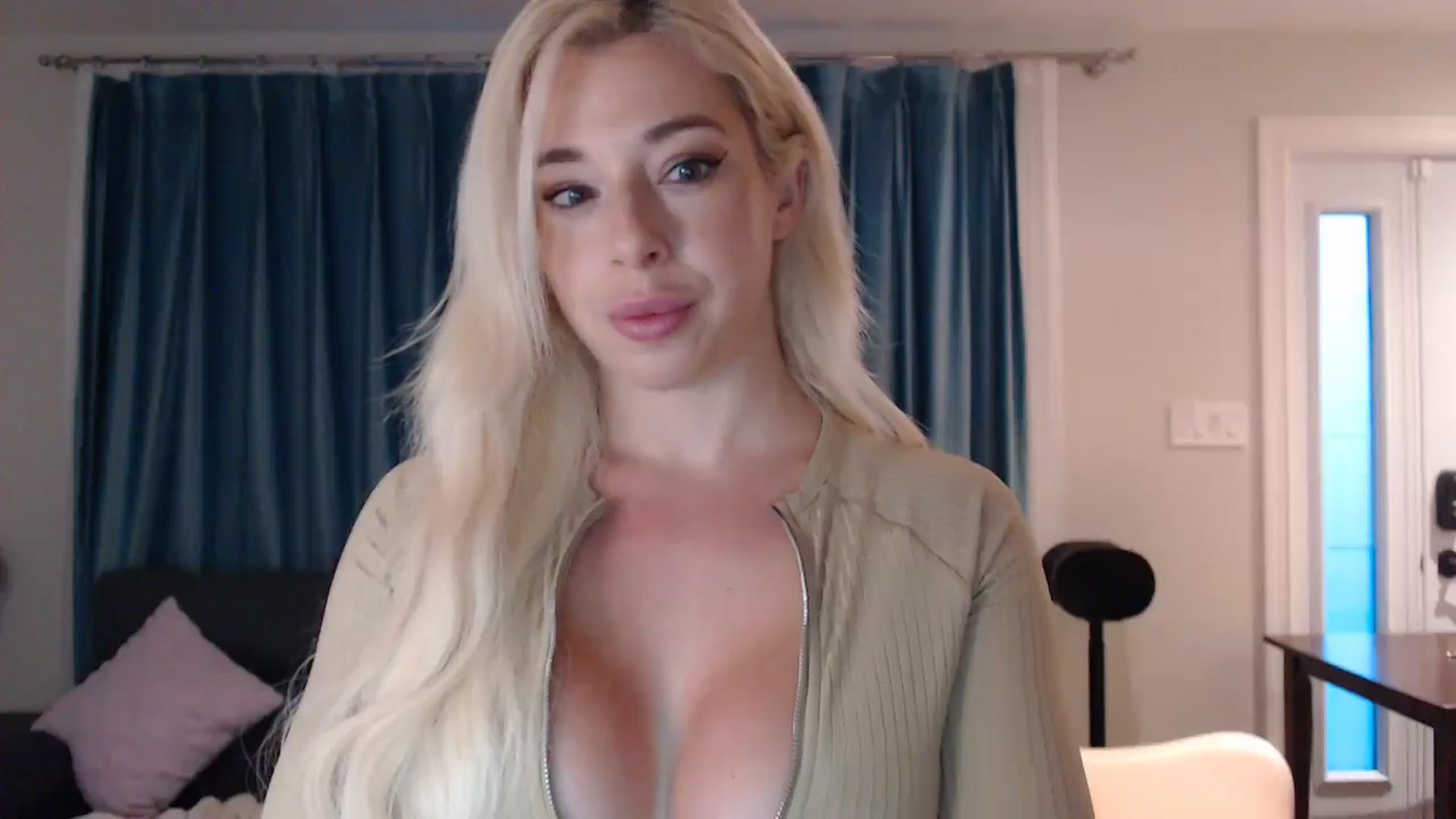 Gallery image thumbnail from Riley_Parks's myfreecams stream on, 10/13/2024, 11:24 image 6 of 20