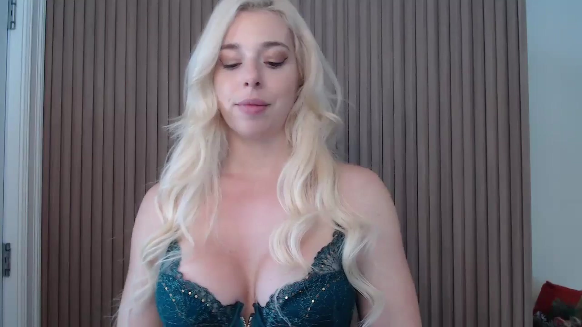 Gallery image thumbnail from Riley_Parks's myfreecams stream on, 01/02/2025, 18:00 image 14 of 20