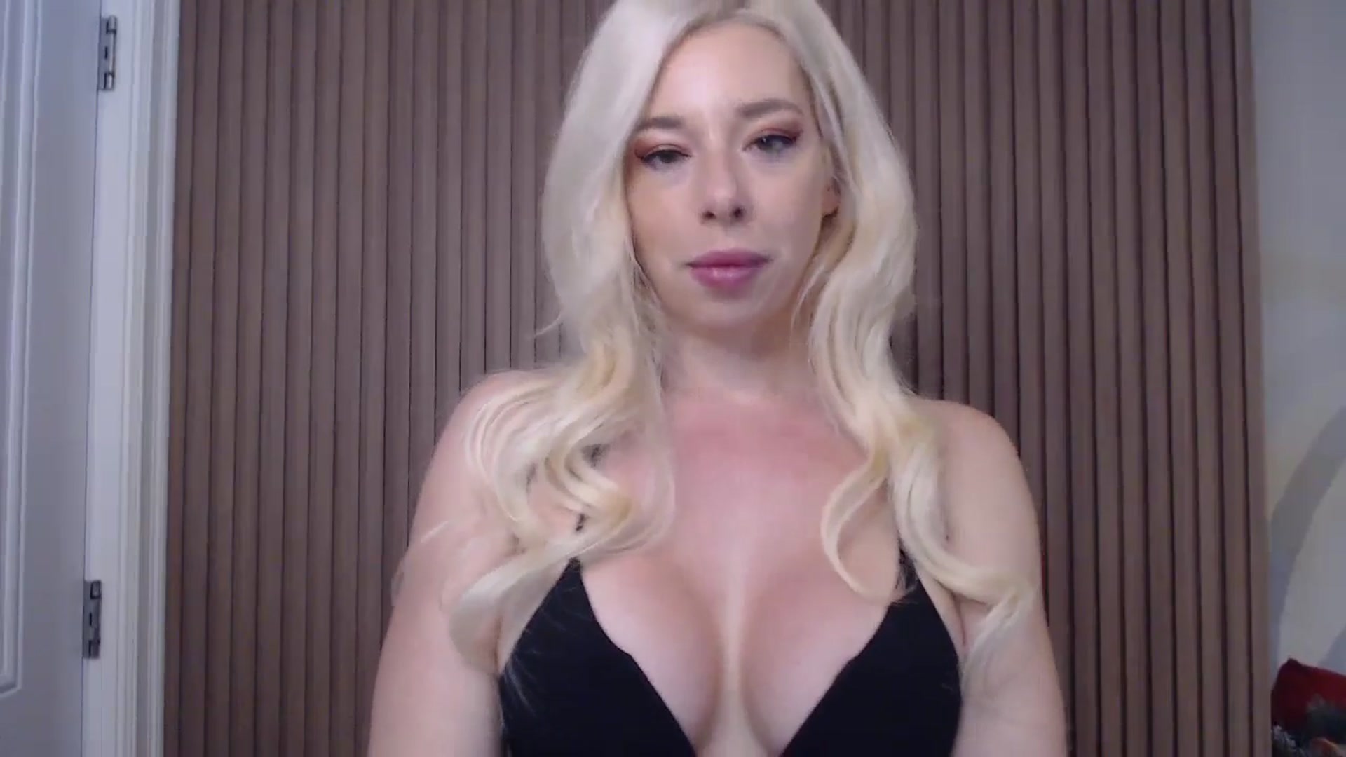 Gallery image thumbnail from Riley_Parks's myfreecams stream on, 01/03/2025, 10:33 image 9 of 20