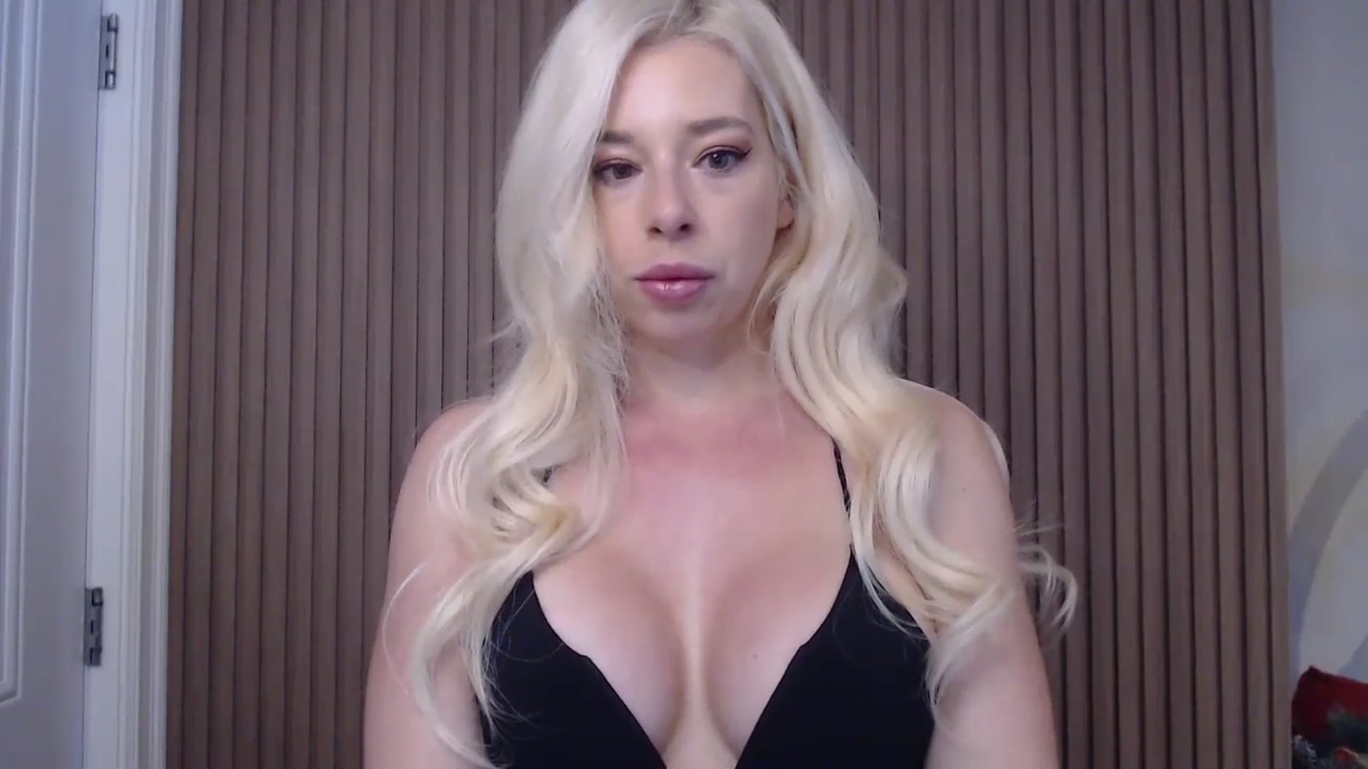 Gallery image thumbnail from Riley_Parks's myfreecams stream on, 01/03/2025, 10:33 image 2 of 20