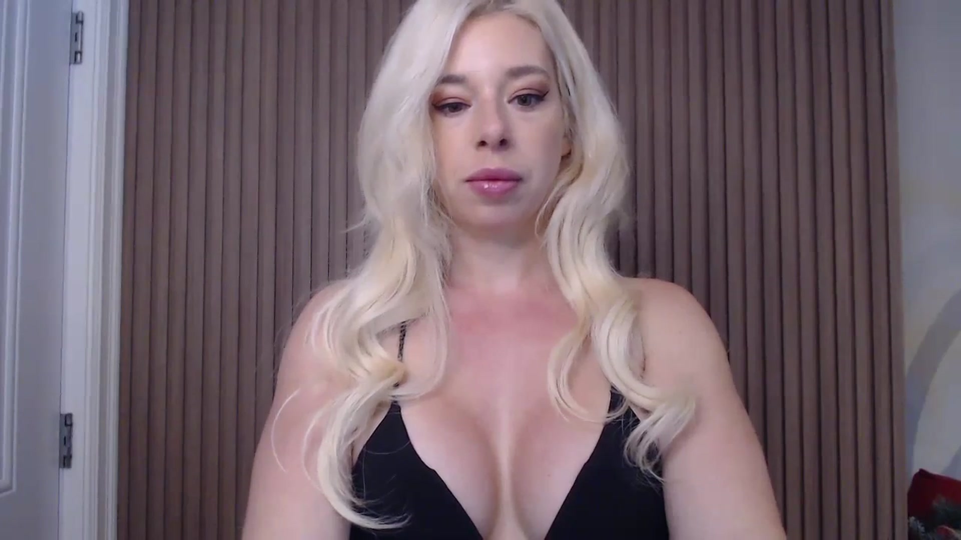 Gallery image thumbnail from Riley_Parks's myfreecams stream on, 01/03/2025, 10:33 image 6 of 20