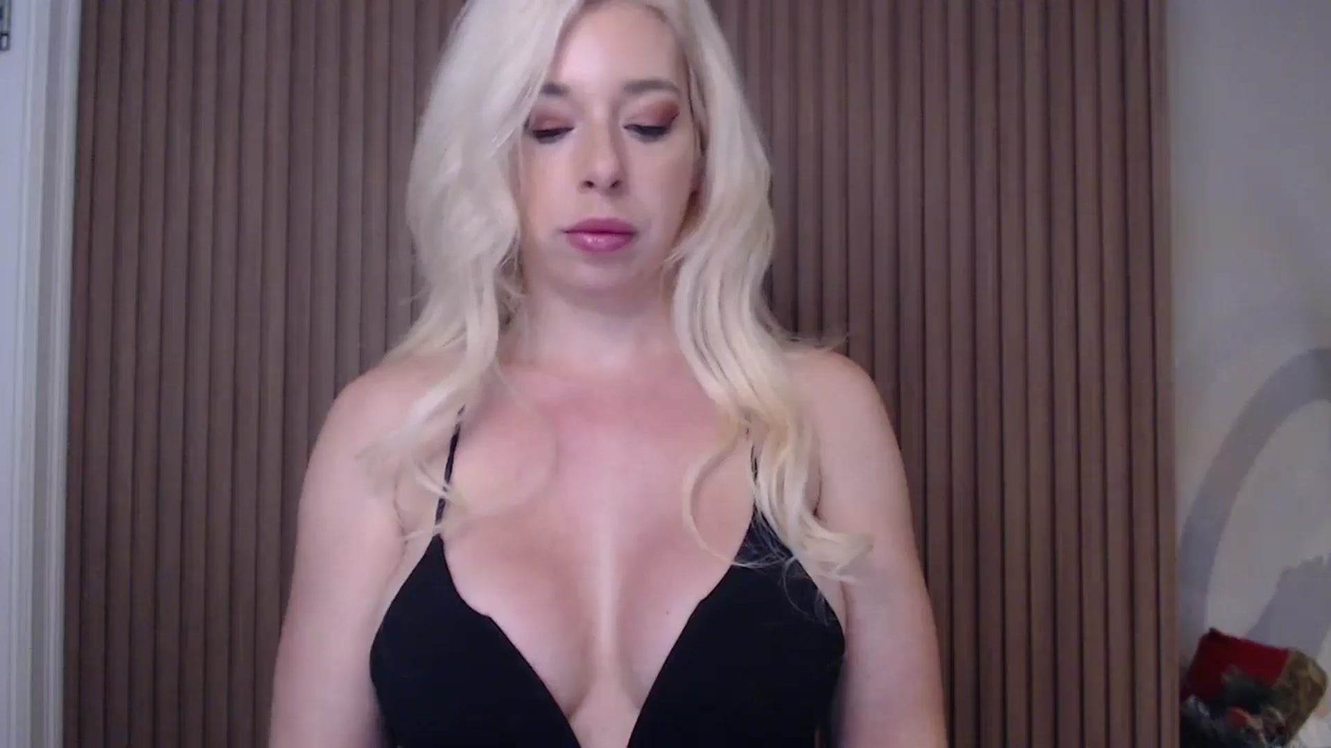 Gallery image thumbnail from Riley_Parks's myfreecams stream on, 01/03/2025, 11:15 image 5 of 20