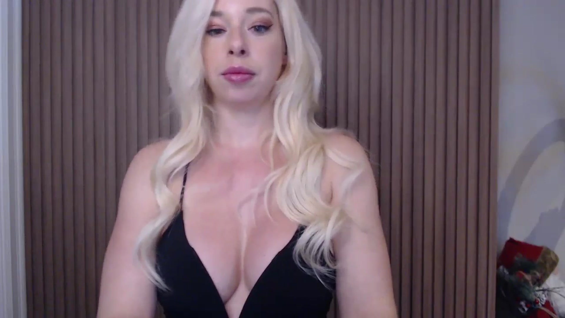 Gallery image thumbnail from Riley_Parks's myfreecams stream on, 01/03/2025, 11:15 image 9 of 20