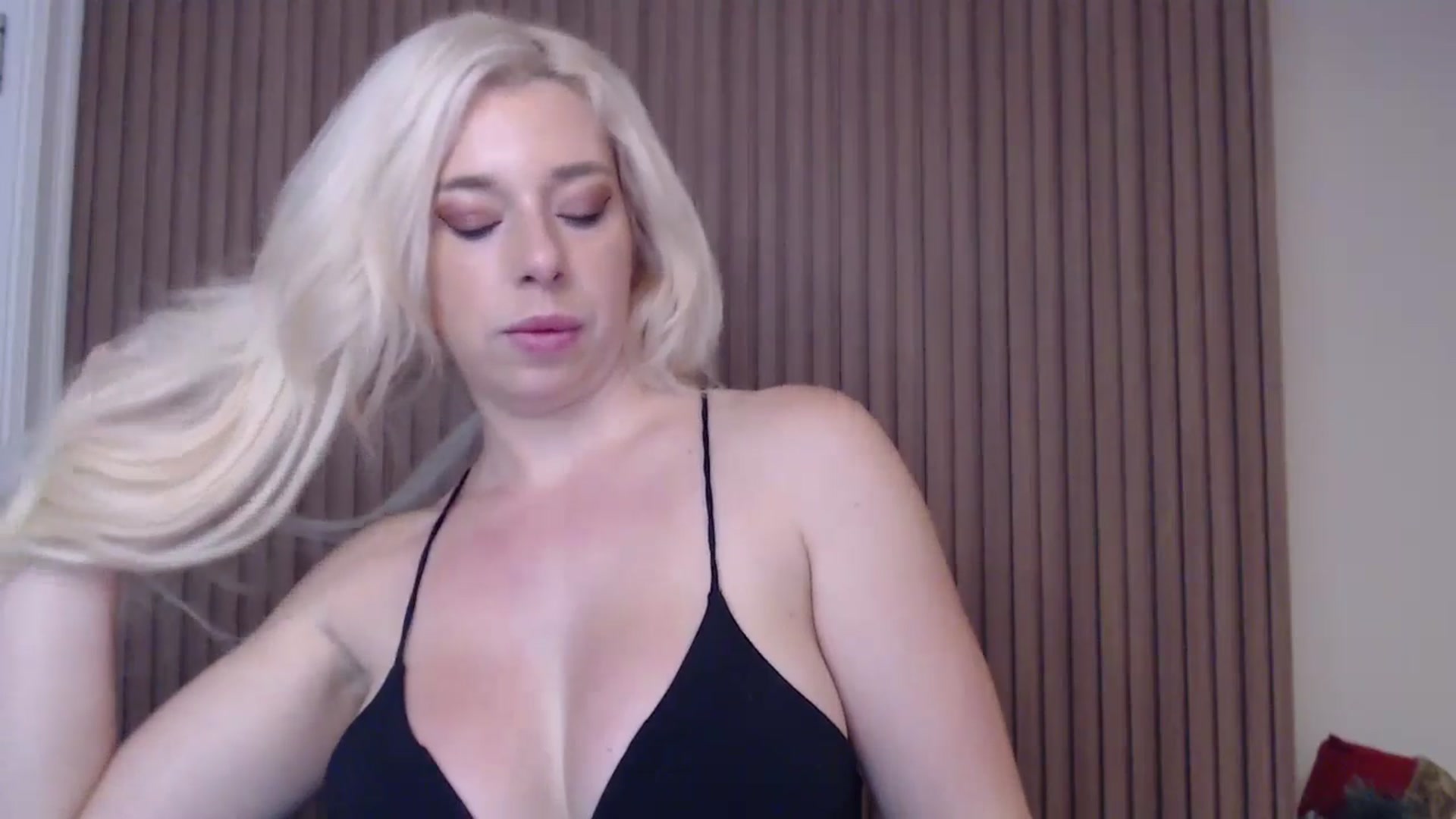Gallery image thumbnail from Riley_Parks's myfreecams stream on, 01/03/2025, 12:43 image 8 of 20