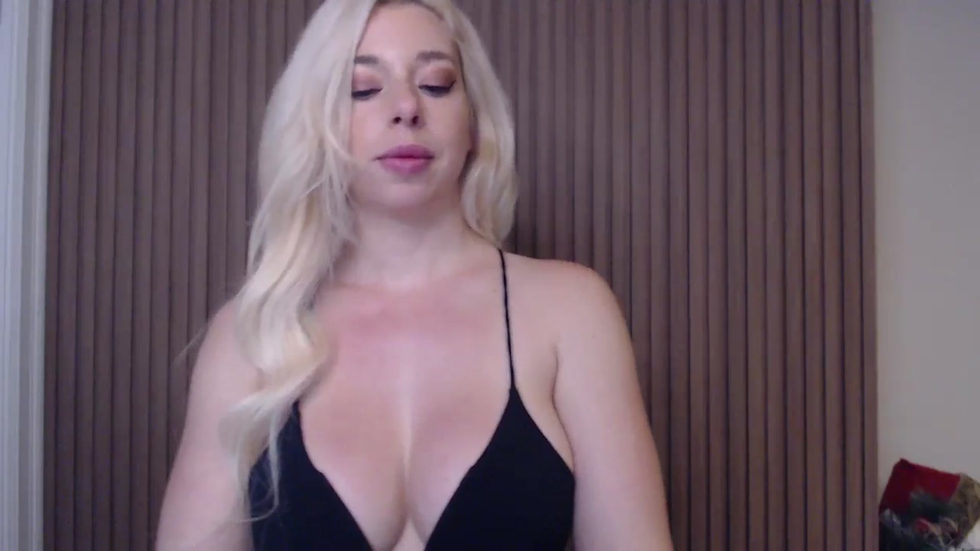 Gallery image thumbnail from Riley_Parks's myfreecams stream on, 01/03/2025, 12:43 image 15 of 20