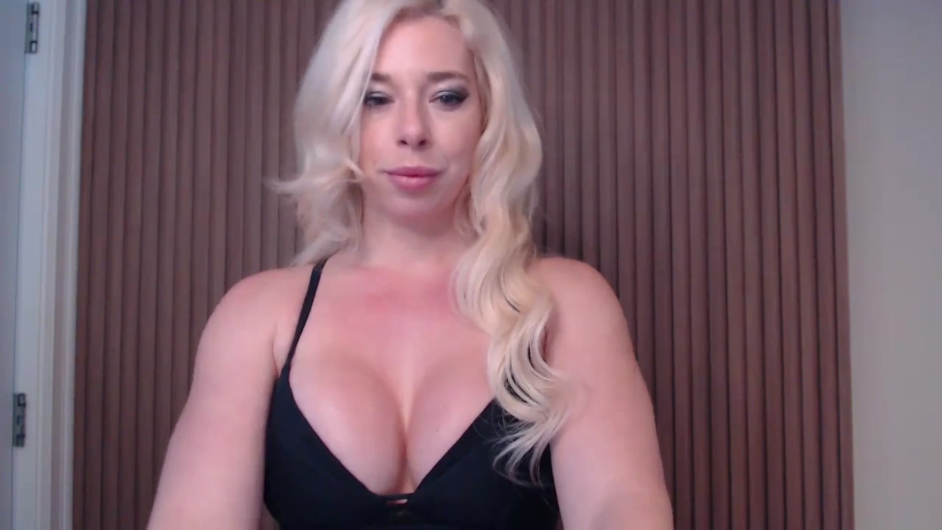 Gallery image thumbnail from Riley_Parks's myfreecams stream on, 01/04/2025, 12:35 image 17 of 20