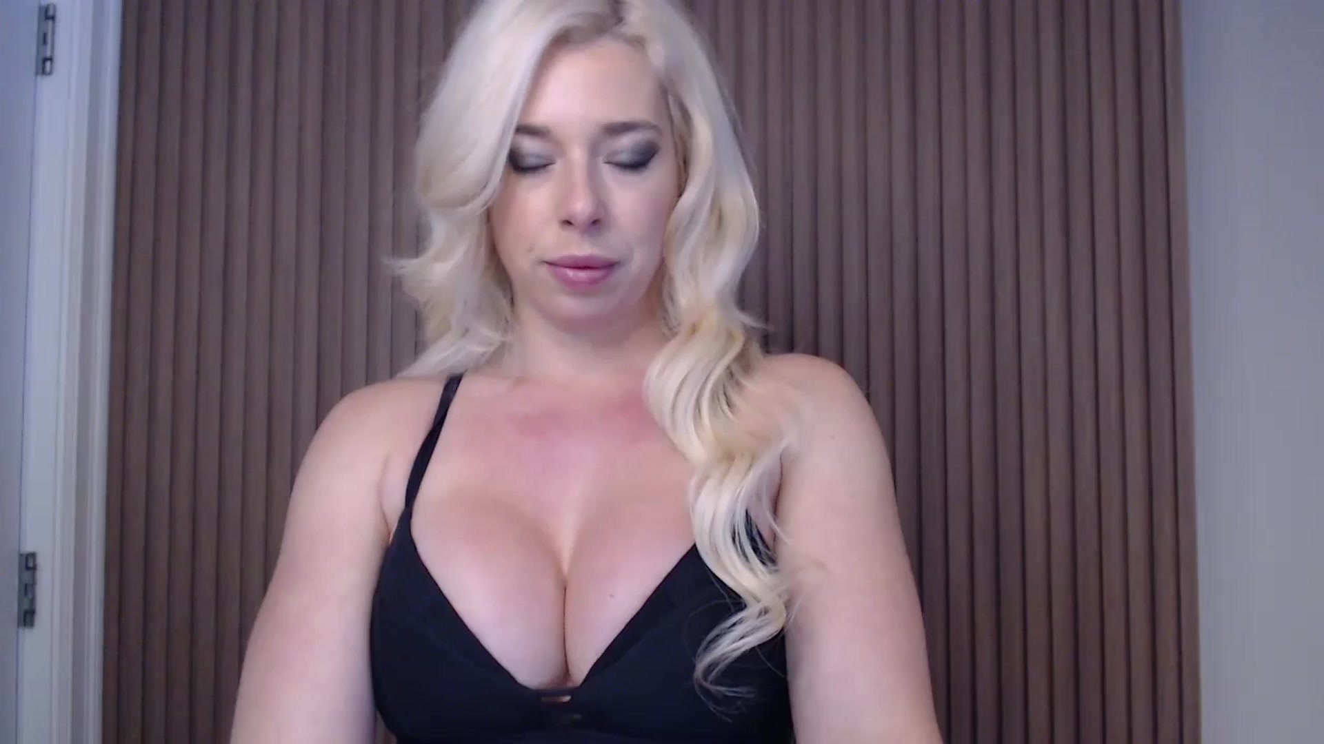 Gallery image thumbnail from Riley_Parks's myfreecams stream on, 01/04/2025, 12:35 image 1 of 20