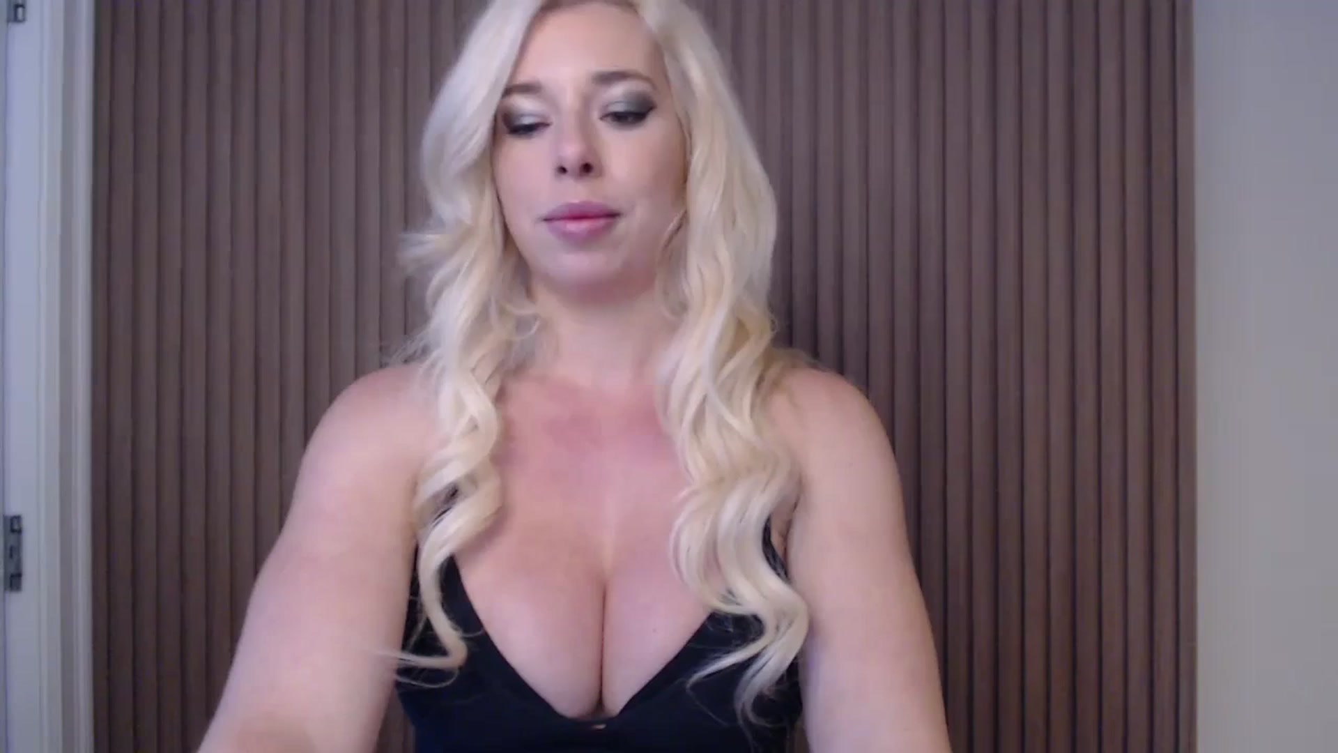 Gallery image thumbnail from Riley_Parks's myfreecams stream on, 01/04/2025, 13:00 image 1 of 20