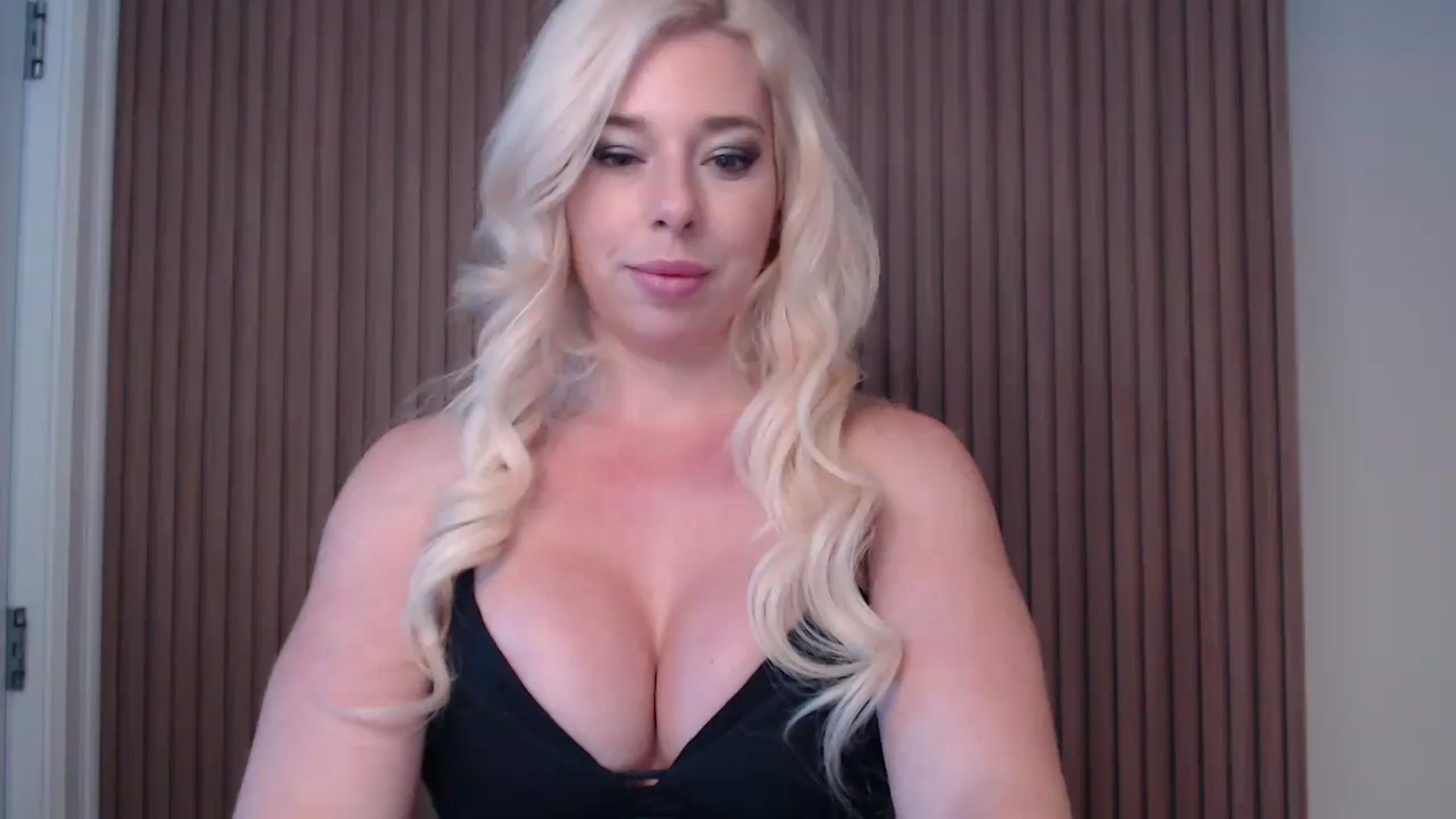 Gallery image thumbnail from Riley_Parks's myfreecams stream on, 01/04/2025, 13:00 image 12 of 20