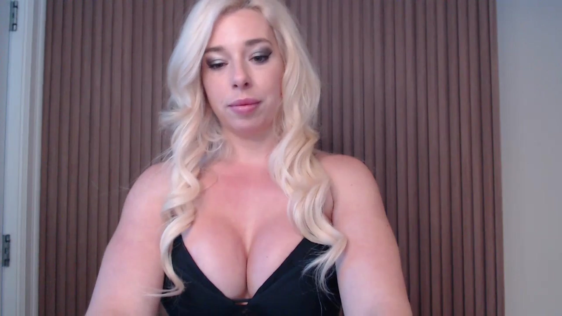 Gallery image thumbnail from Riley_Parks's myfreecams stream on, 01/04/2025, 13:00 image 16 of 20