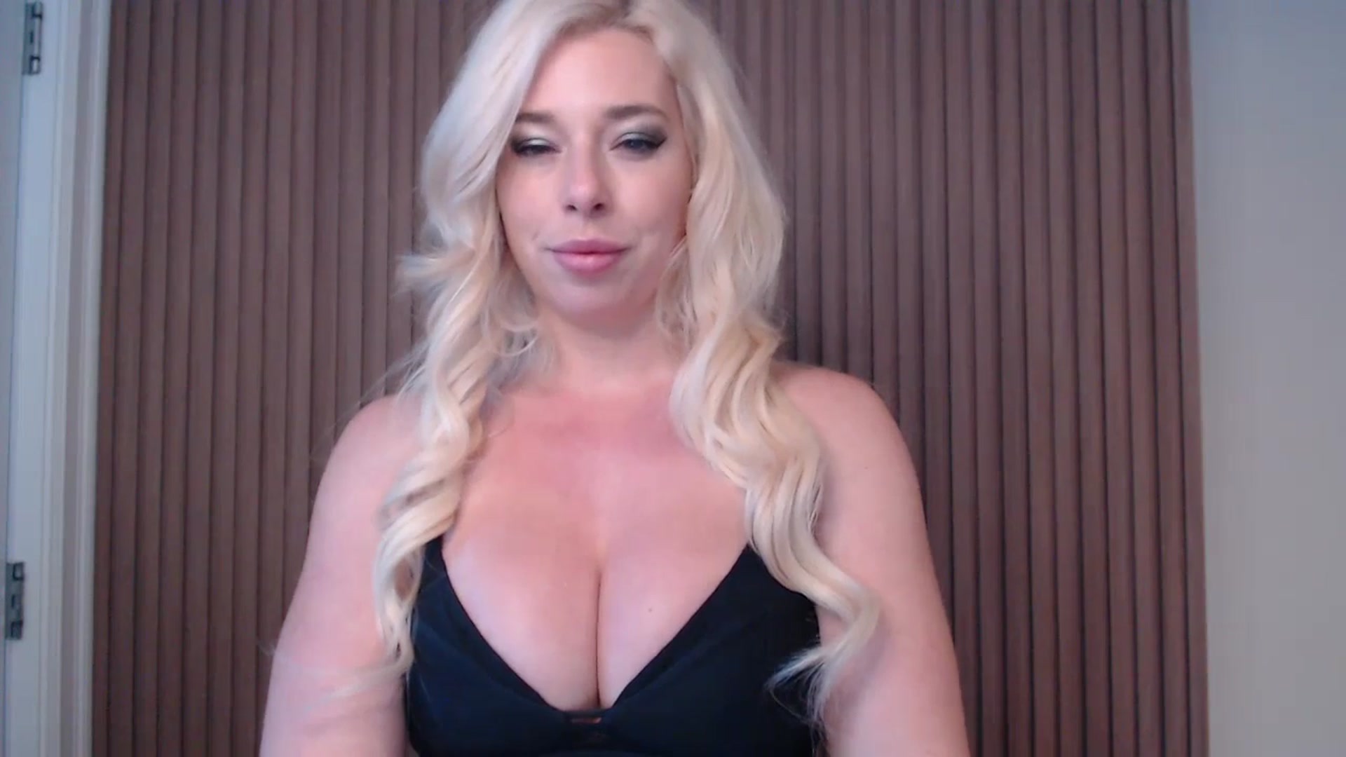 Gallery image thumbnail from Riley_Parks's myfreecams stream on, 01/04/2025, 13:00 image 14 of 20