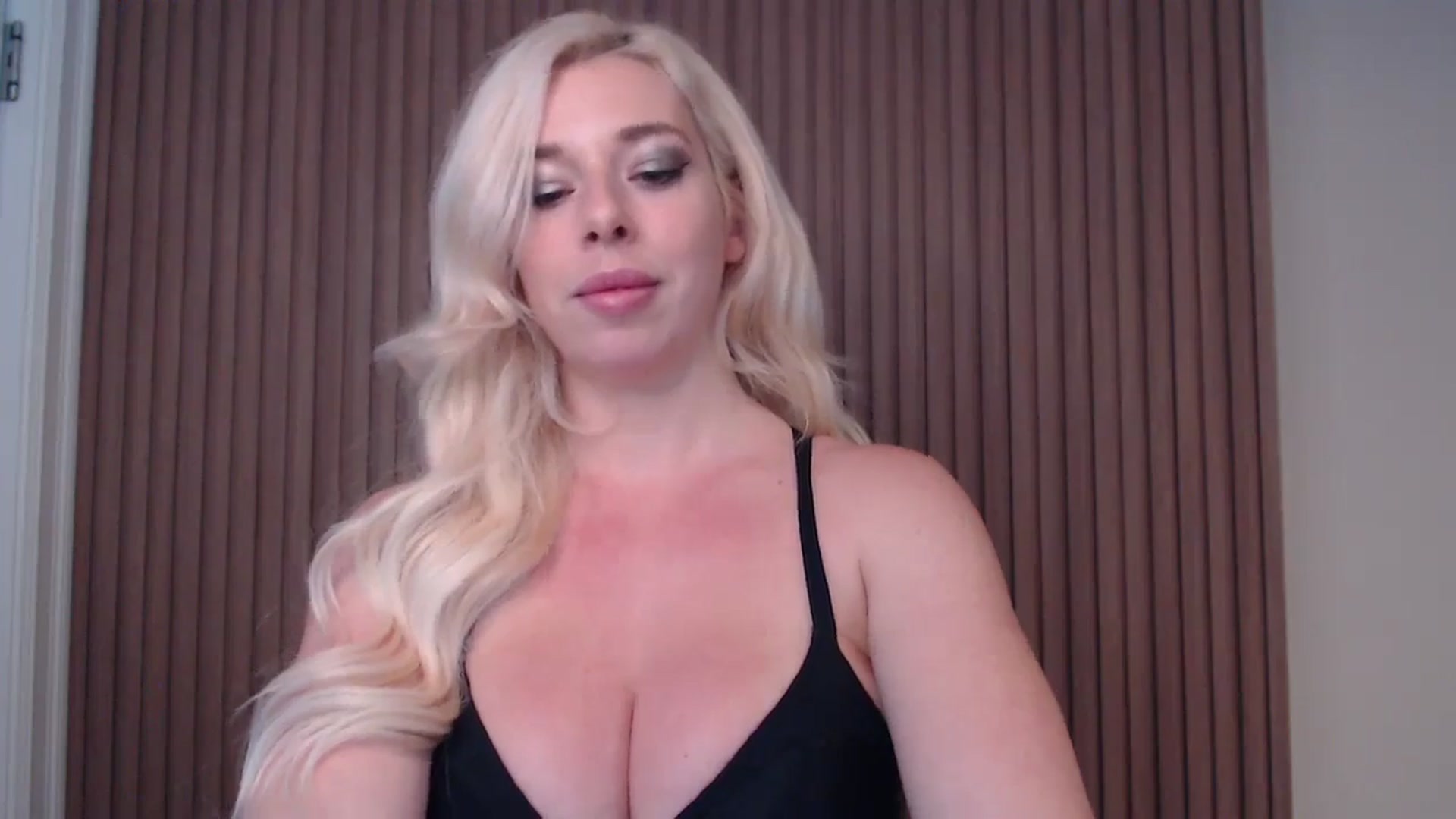 Gallery image thumbnail from Riley_Parks's myfreecams stream on, 01/04/2025, 21:54 image 7 of 20