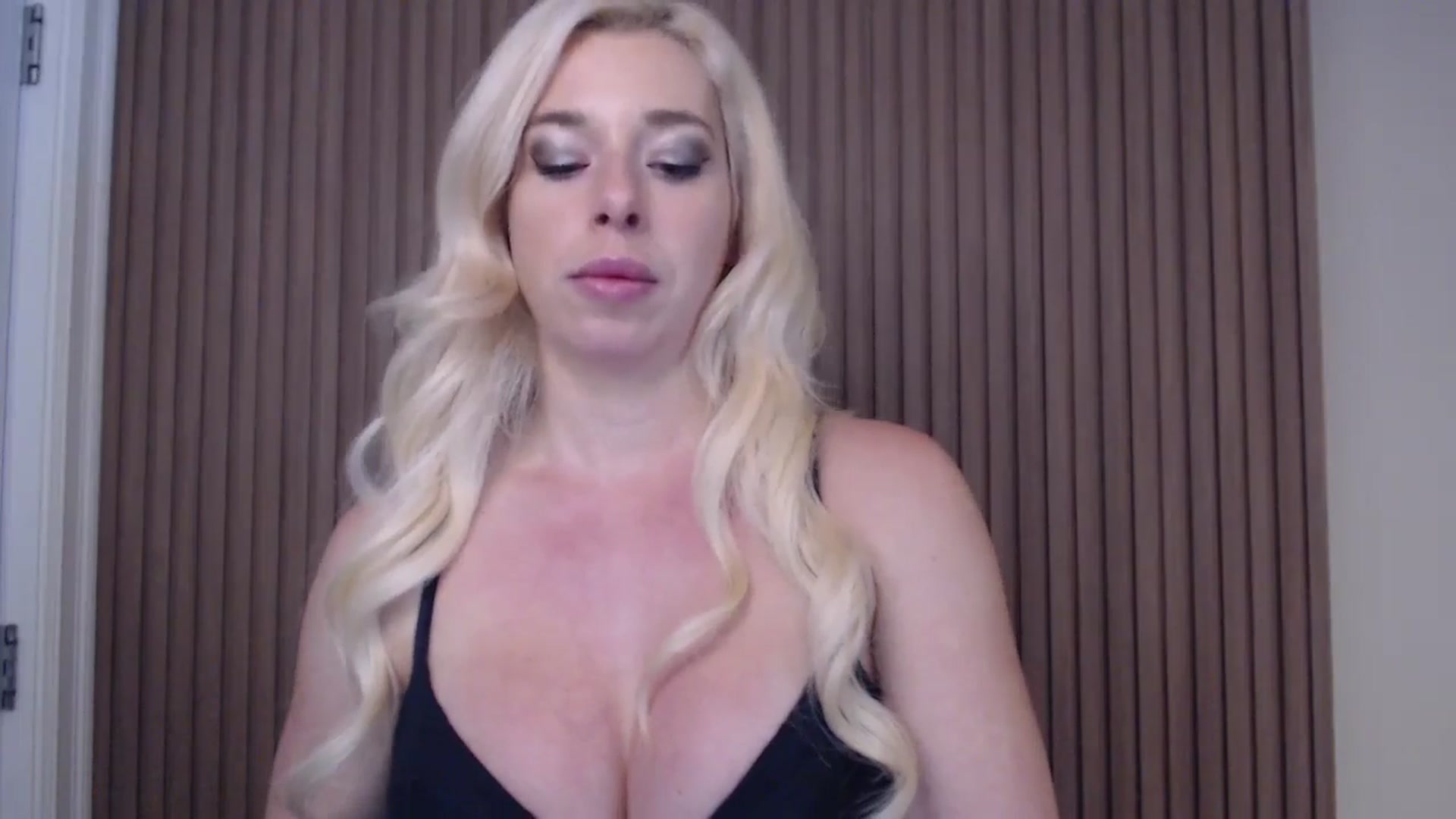 Gallery image thumbnail from Riley_Parks's myfreecams stream on, 01/04/2025, 23:21 image 4 of 20