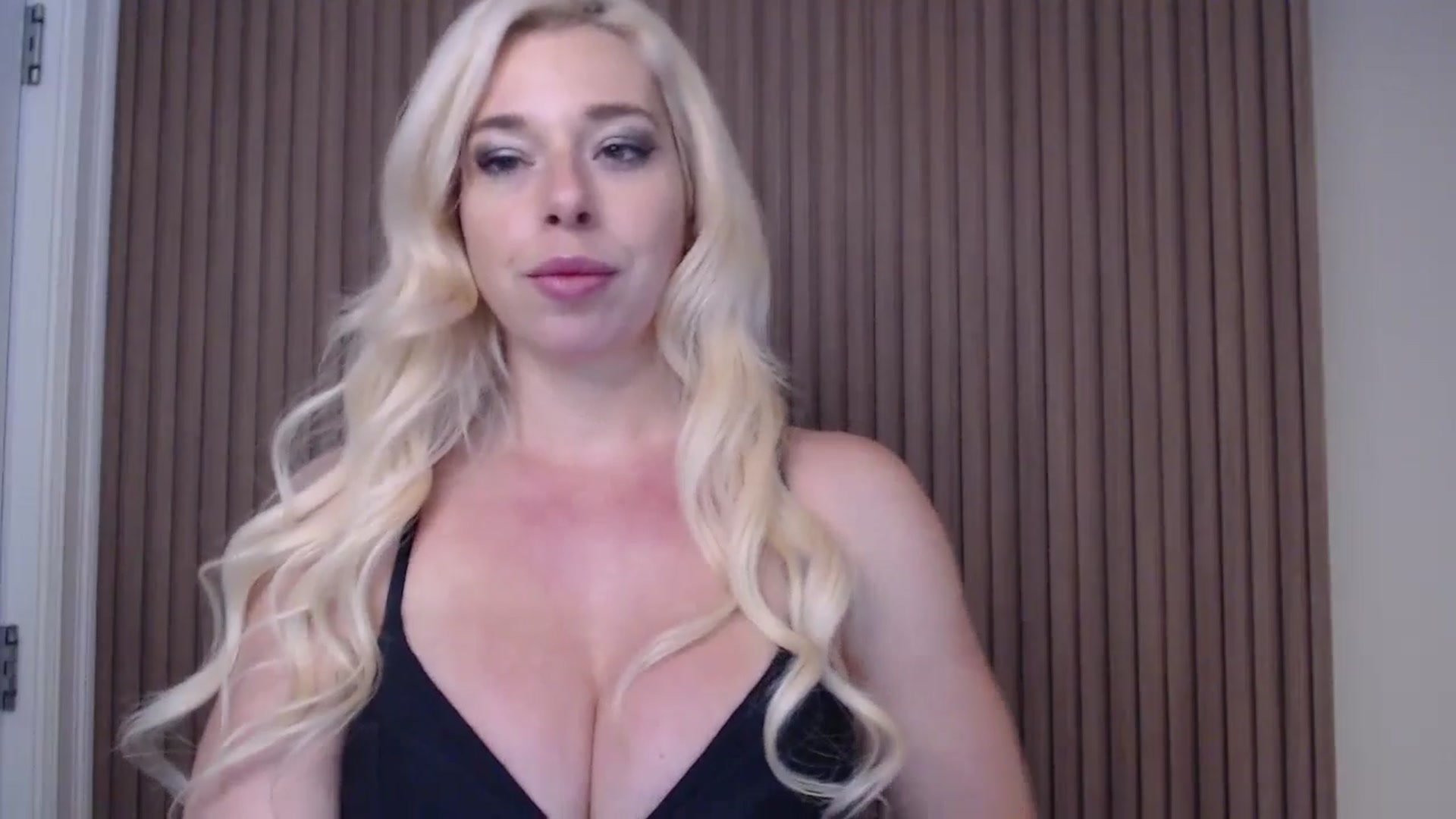 Gallery image thumbnail from Riley_Parks's myfreecams stream on, 01/04/2025, 23:21 image 2 of 20
