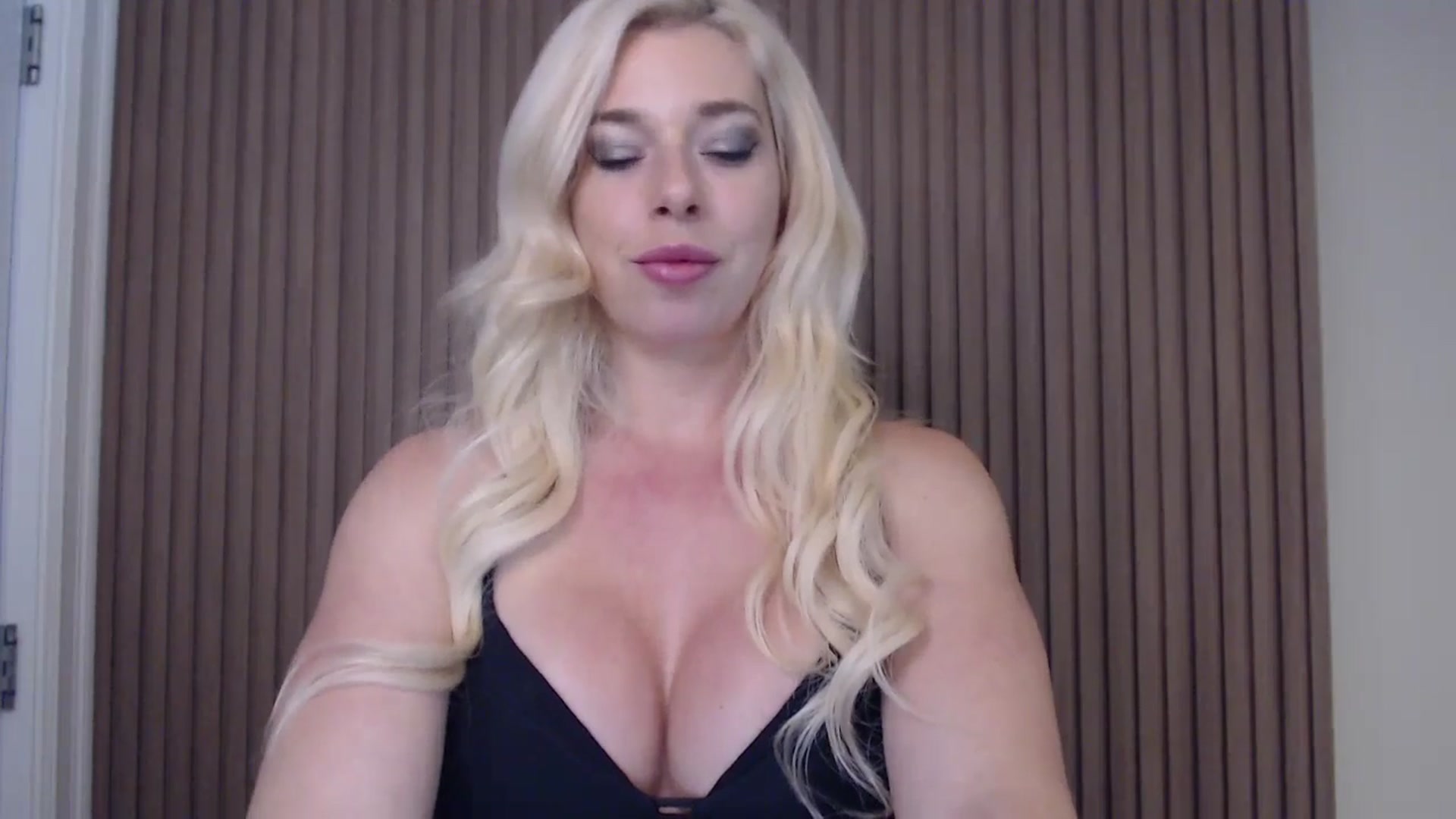 Gallery image thumbnail from Riley_Parks's myfreecams stream on, 01/04/2025, 23:21 image 12 of 20