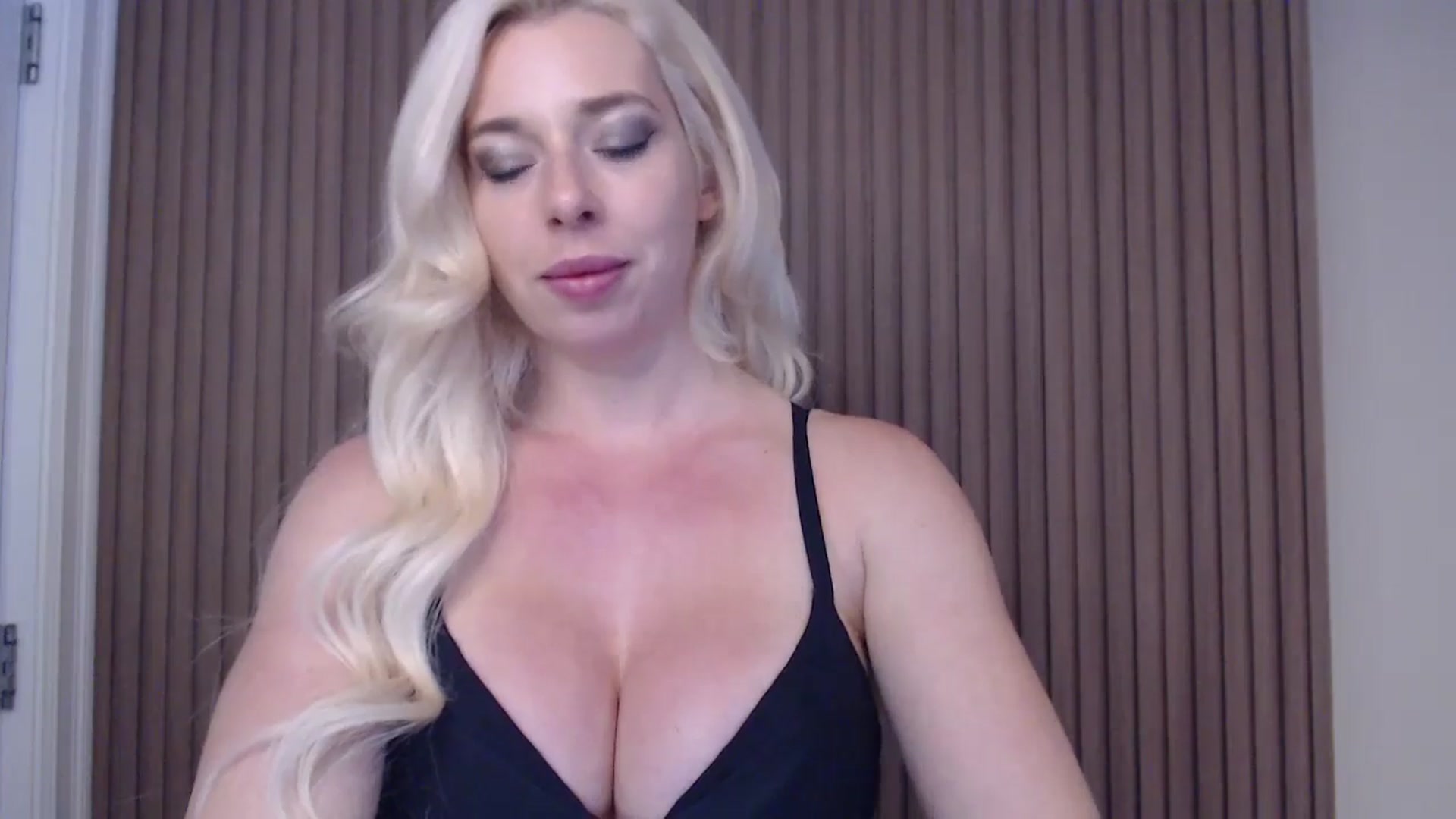 Gallery image thumbnail from Riley_Parks's myfreecams stream on, 01/04/2025, 23:21 image 17 of 20