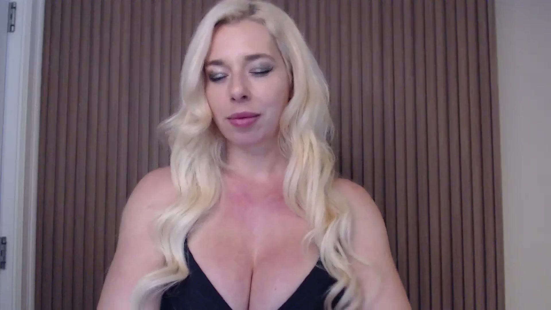 Gallery image thumbnail from Riley_Parks's myfreecams stream on, 01/04/2025, 23:21 image 19 of 20