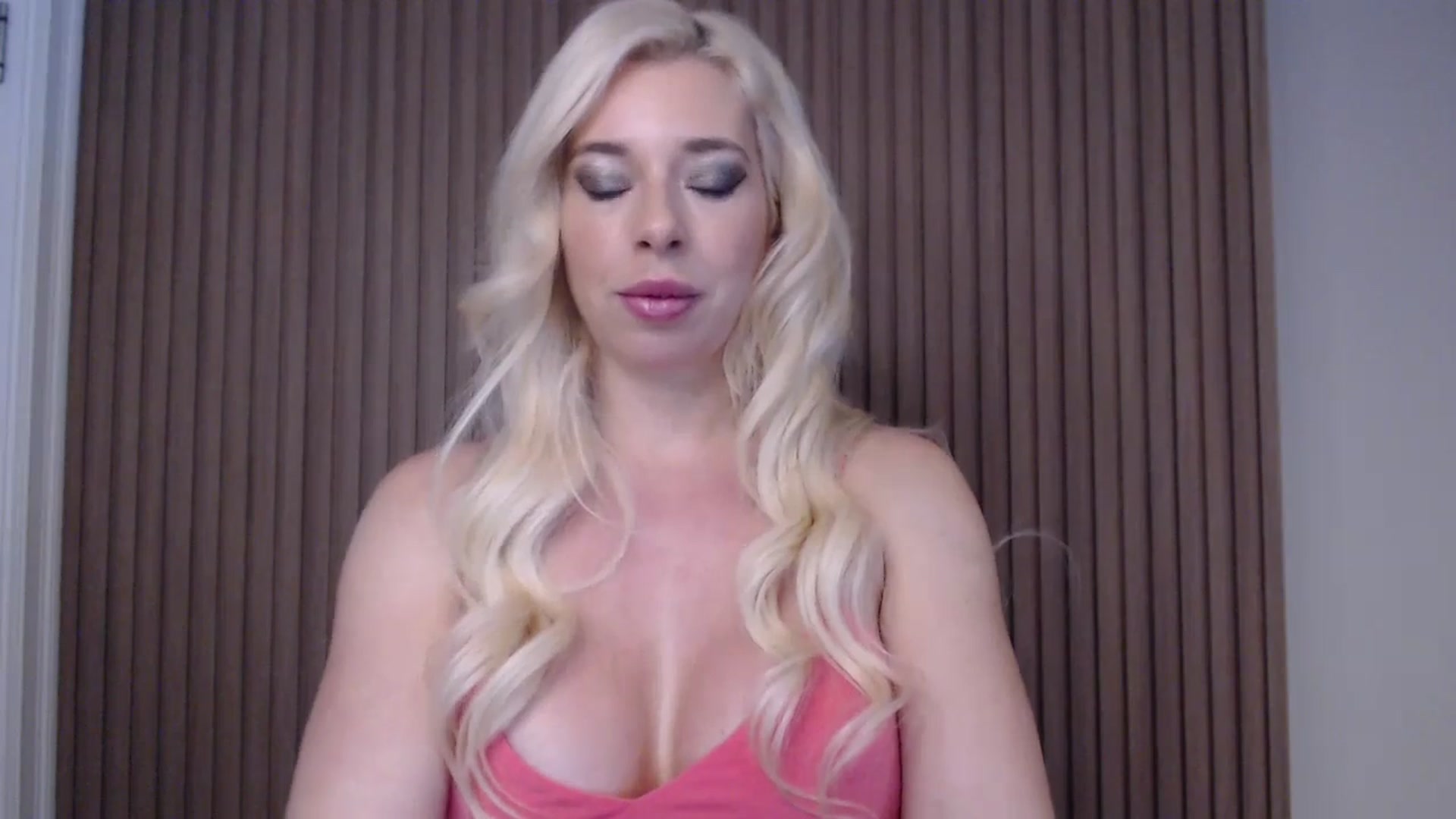 Gallery image thumbnail from Riley_Parks's myfreecams stream on, 01/05/2025, 11:55 image 12 of 20