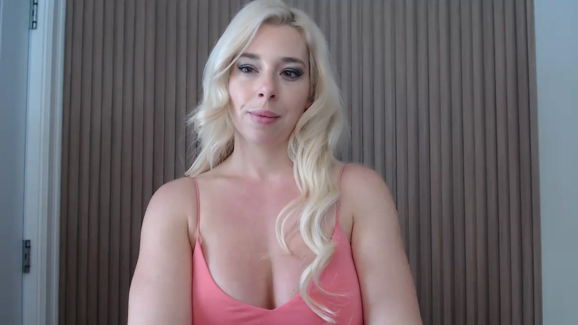 Gallery image thumbnail from Riley_Parks's myfreecams stream on, 01/05/2025, 17:21 image 6 of 20