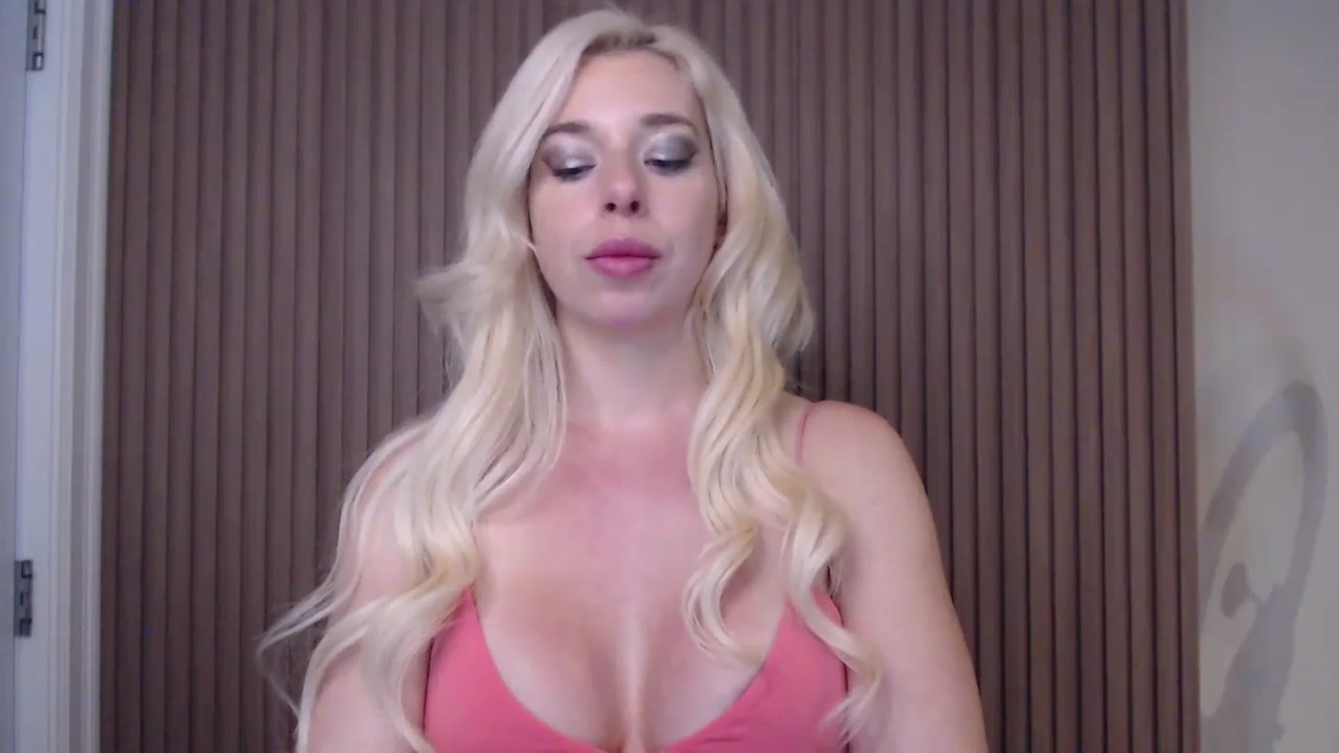 Gallery image thumbnail from Riley_Parks's myfreecams stream on, 01/06/2025, 24:32 image 6 of 20