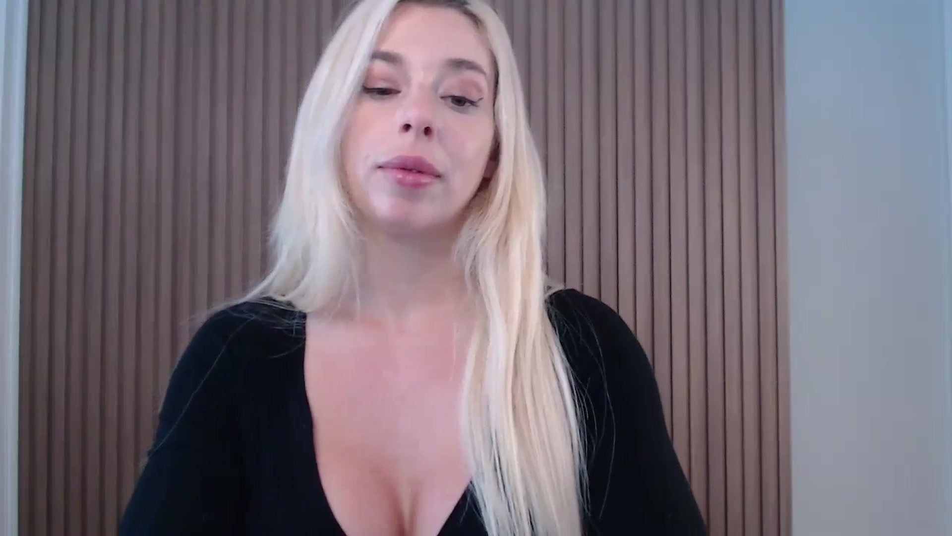 Gallery image thumbnail from Riley_Parks's myfreecams stream on, 01/18/2025, 19:43 image 13 of 20