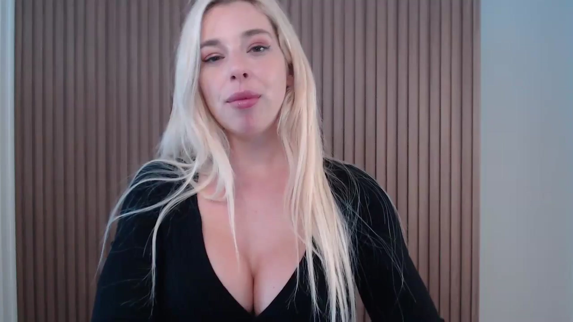Gallery image thumbnail from Riley_Parks's myfreecams stream on, 01/18/2025, 19:43 image 8 of 20