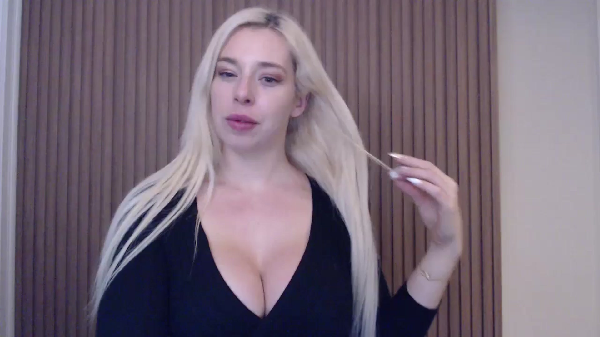Gallery image thumbnail from Riley_Parks's myfreecams stream on, 01/19/2025, 24:31 image 14 of 20
