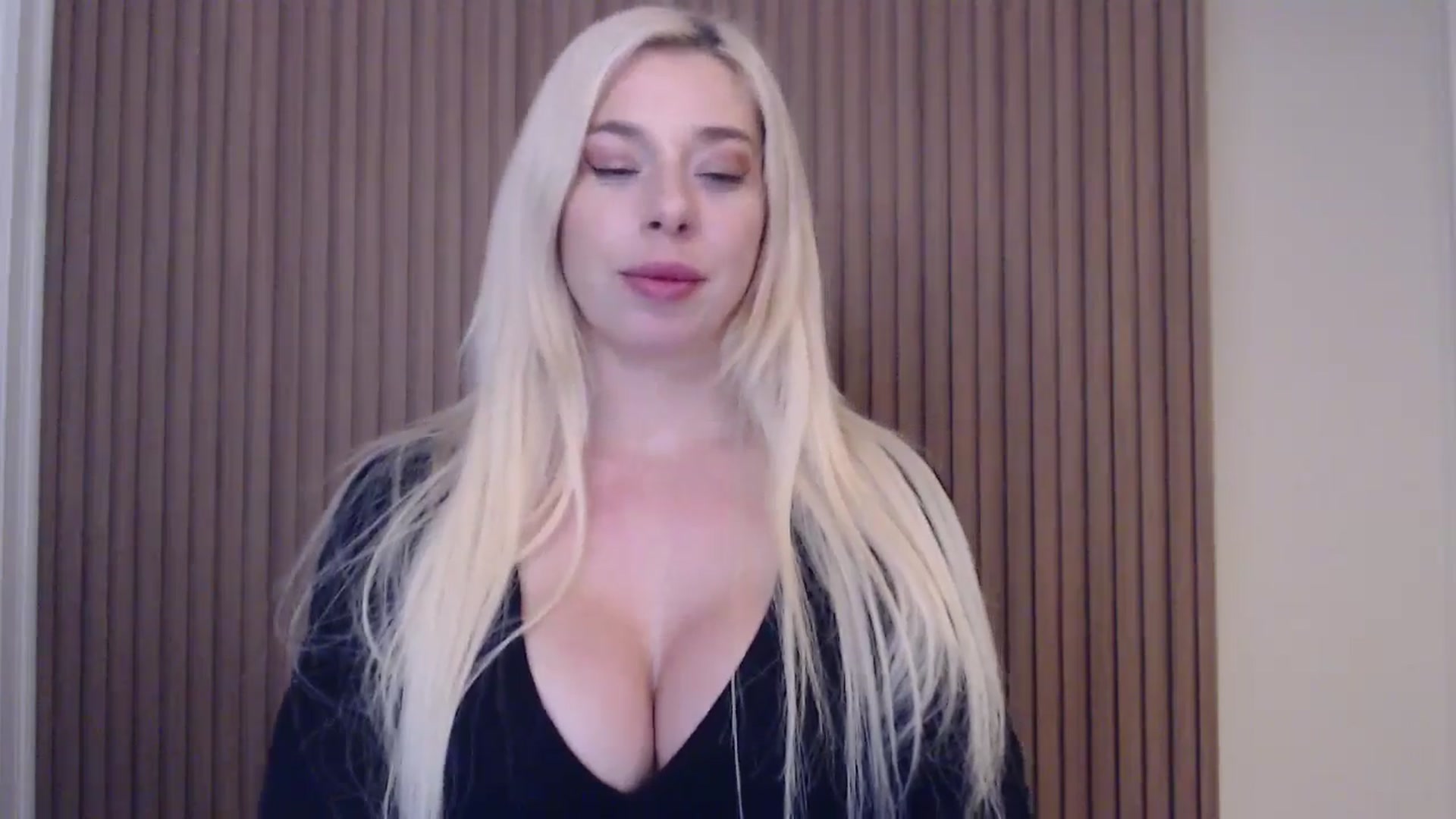 Gallery image thumbnail from Riley_Parks's myfreecams stream on, 01/19/2025, 24:31 image 5 of 20