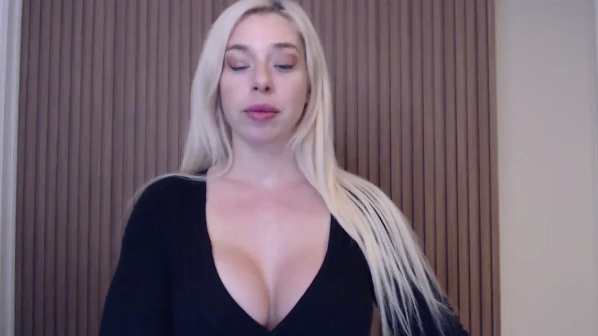 Gallery image thumbnail from Riley_Parks's myfreecams stream on, 01/19/2025, 24:31 image 4 of 20