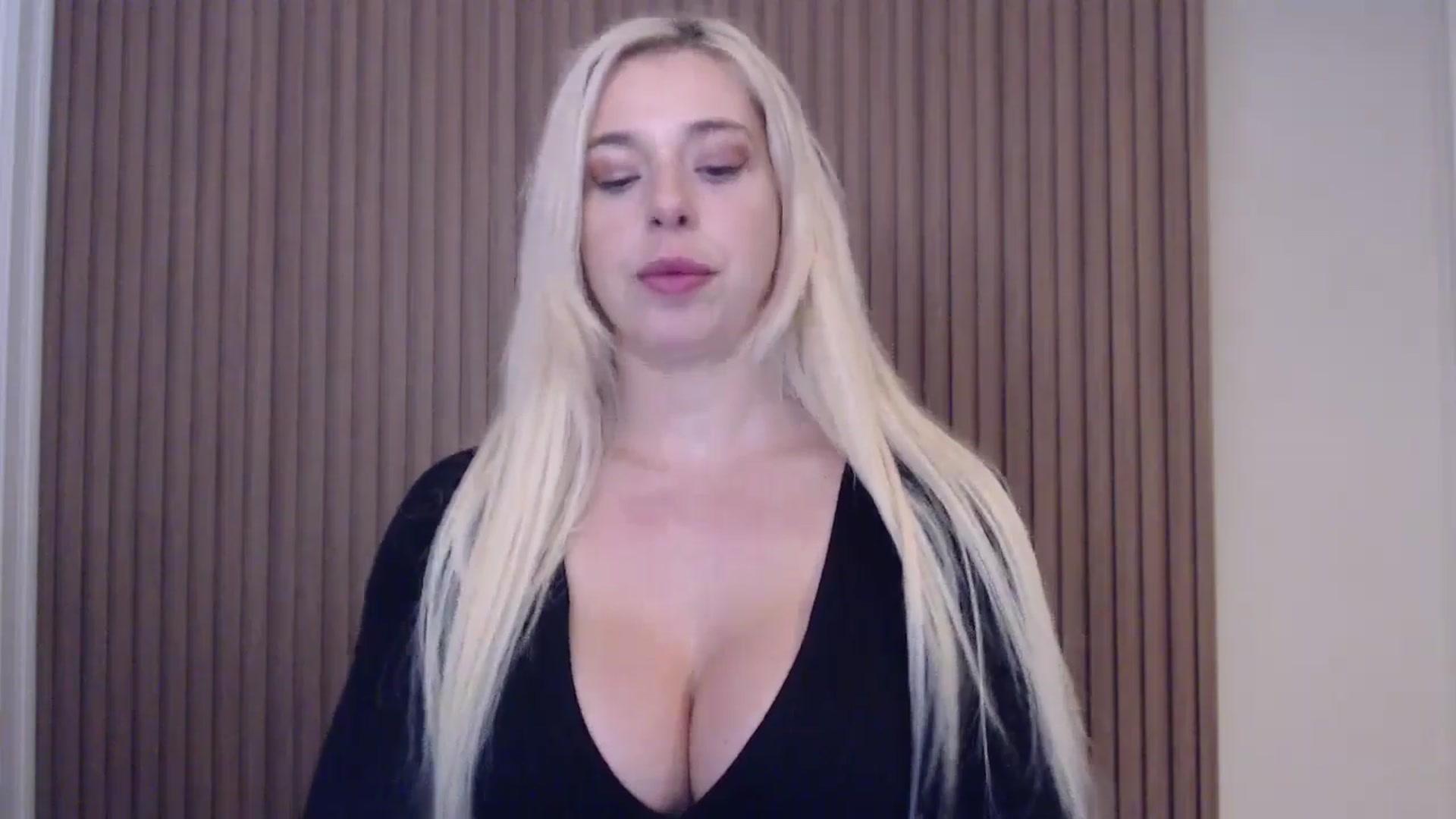 Gallery image thumbnail from Riley_Parks's myfreecams stream on, 01/19/2025, 24:31 image 7 of 20