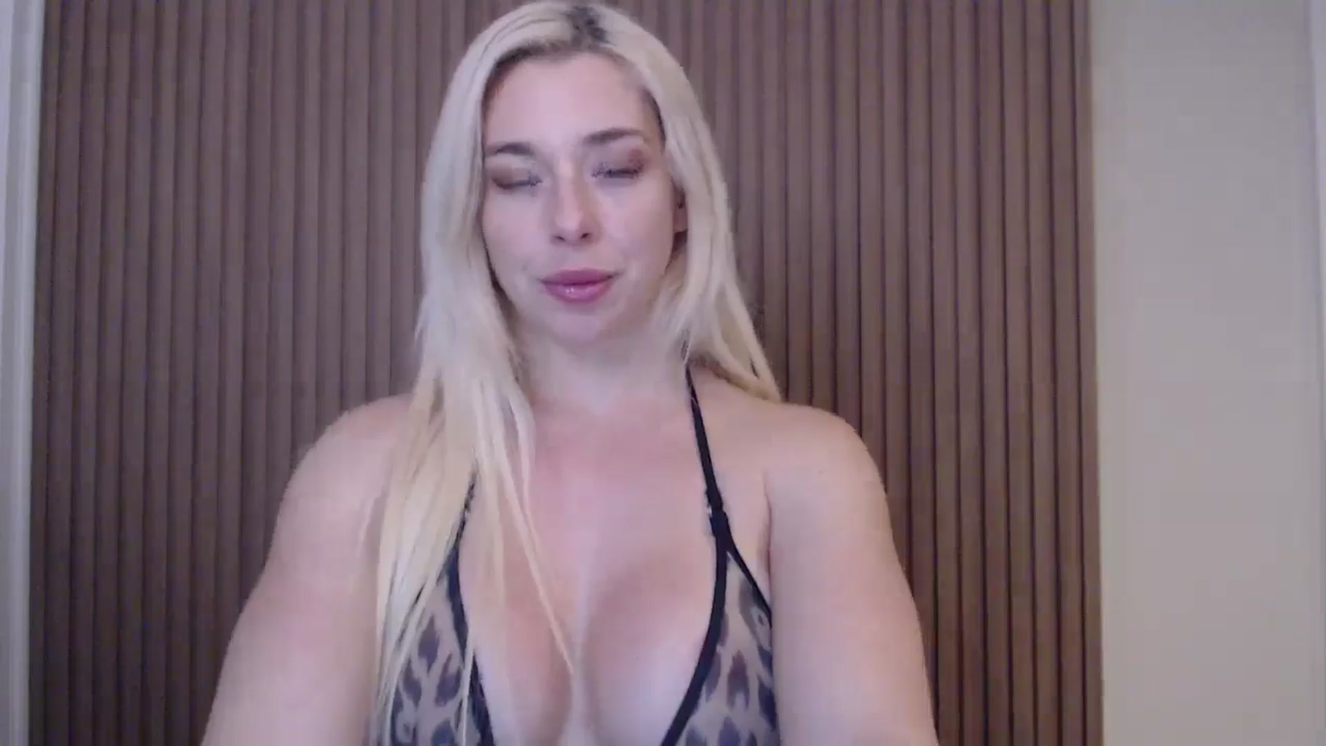 Gallery image thumbnail from Riley_Parks's myfreecams stream on, 01/19/2025, 02:47 image 17 of 20