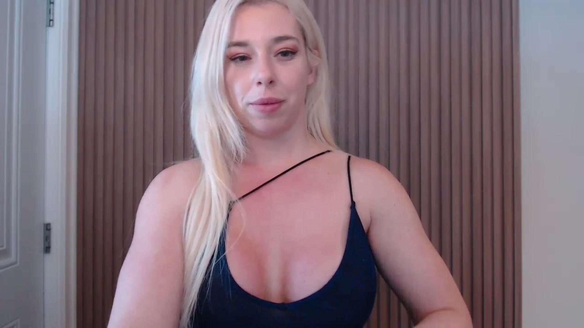 Gallery image thumbnail from Riley_Parks's myfreecams stream on, 02/16/2025, 19:57 image 2 of 20