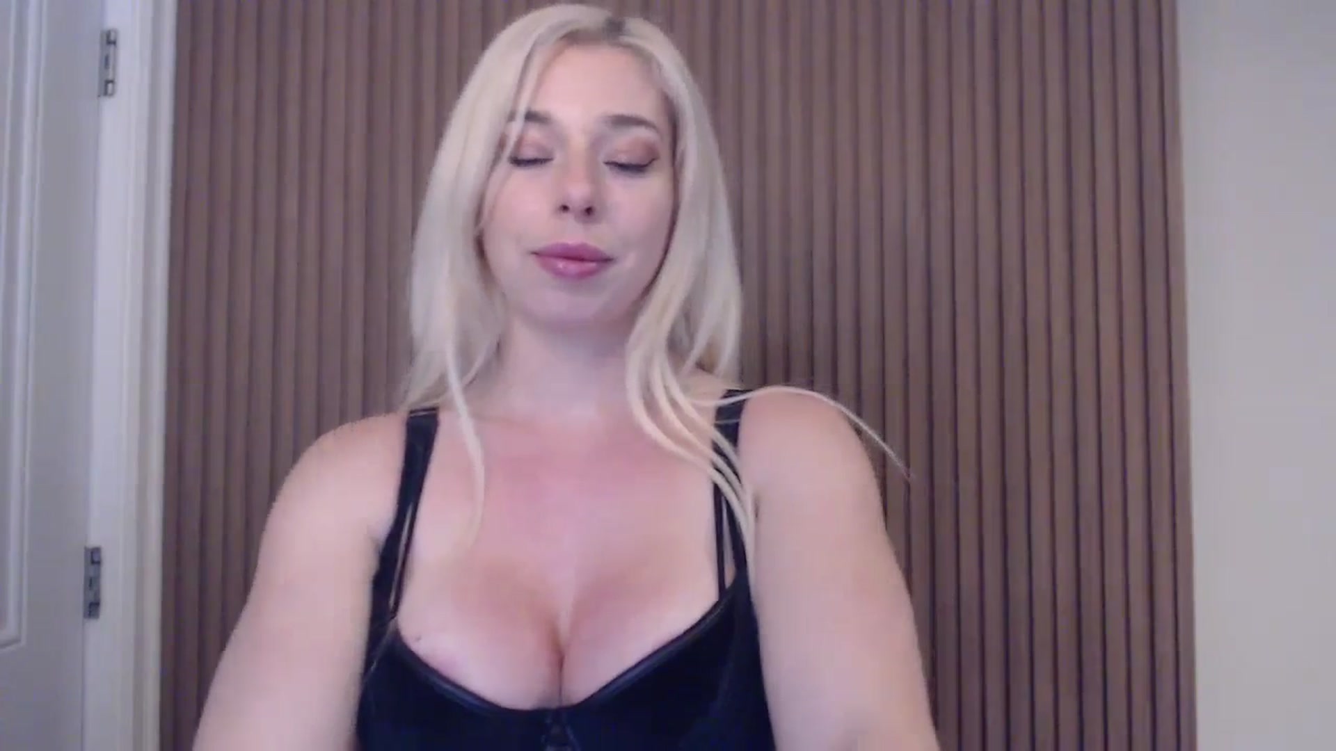 Gallery image thumbnail from Riley_Parks's myfreecams stream on, 02/16/2025, 22:53 image 13 of 20