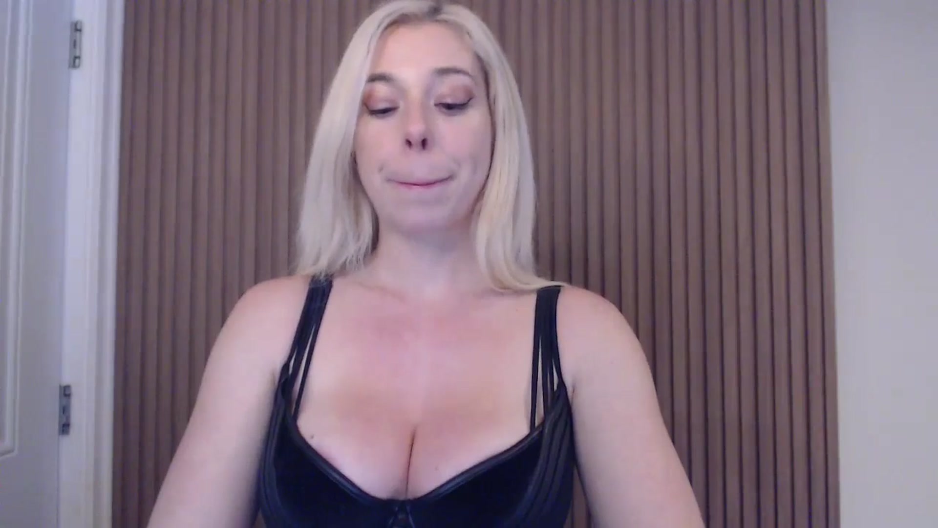 Gallery image thumbnail from Riley_Parks's myfreecams stream on, 02/16/2025, 22:53 image 15 of 20