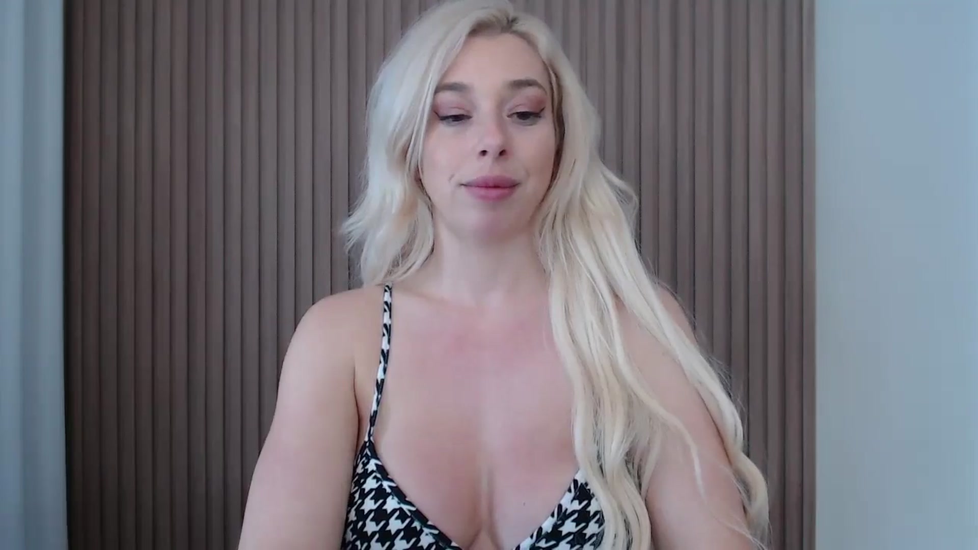 Gallery image thumbnail from Riley_Parks's myfreecams stream on, 04/01/2025, 18:06 image 8 of 20