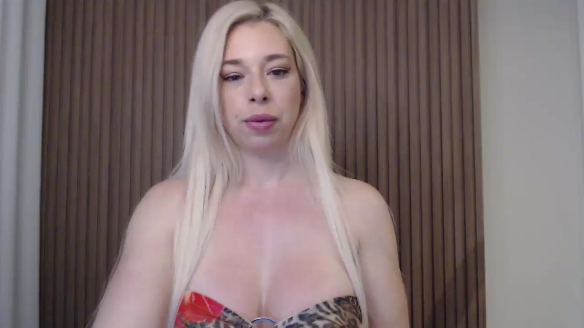 Gallery image thumbnail from Riley_Parks's myfreecams stream on, 04/16/2025, 10:42 image 6 of 20