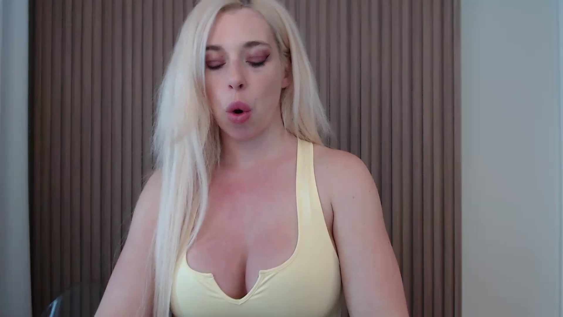 Gallery image thumbnail from Riley_Parks's myfreecams stream on, 05/12/2025, 19:29 image 9 of 20