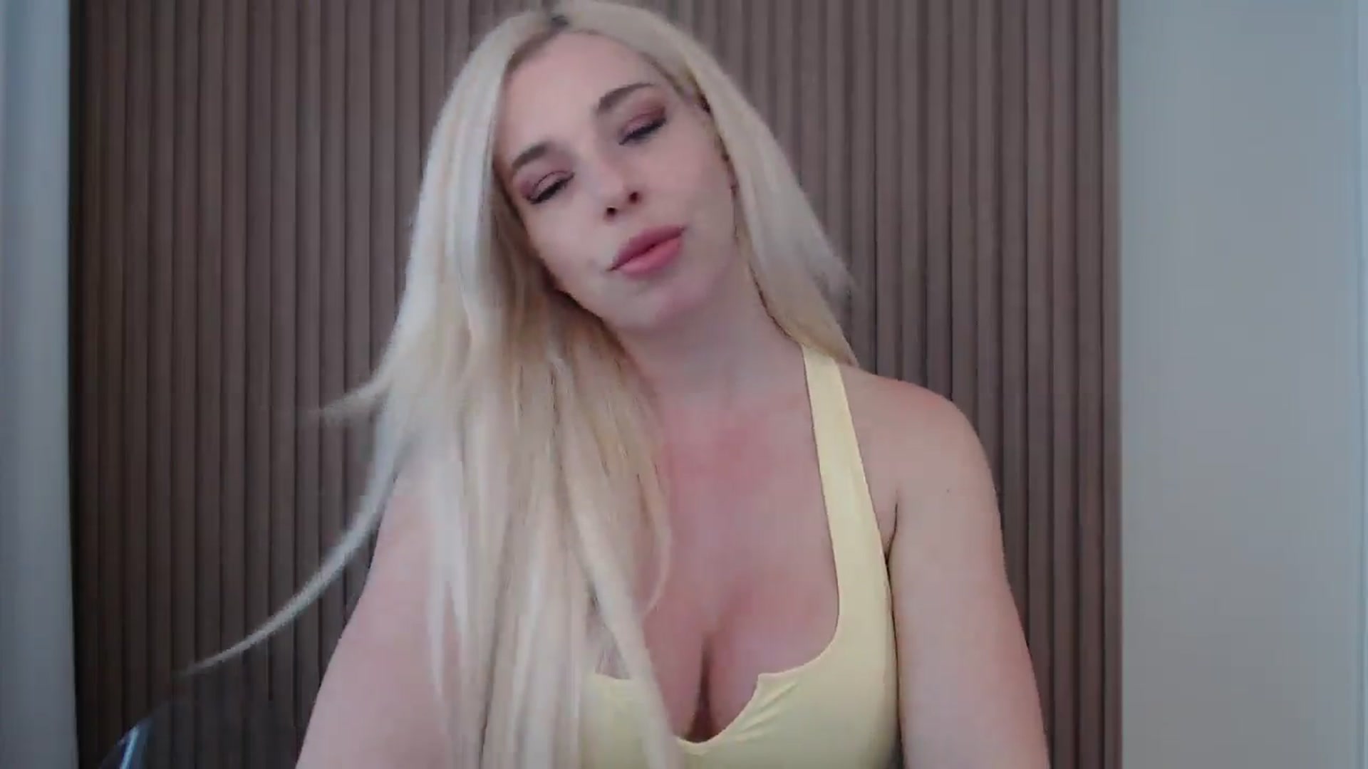 Gallery image thumbnail from Riley_Parks's myfreecams stream on, 05/12/2025, 19:29 image 12 of 20