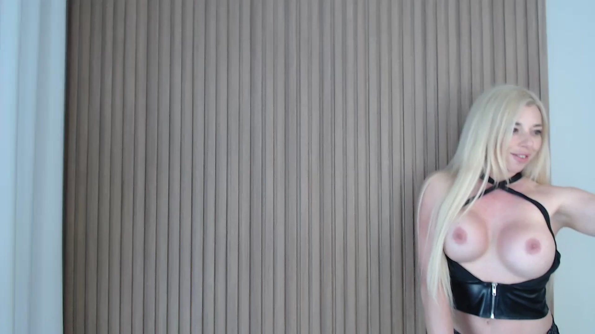 Gallery image thumbnail from Riley_Parks's myfreecams stream on, 05/13/2025, 19:16 image 3 of 20