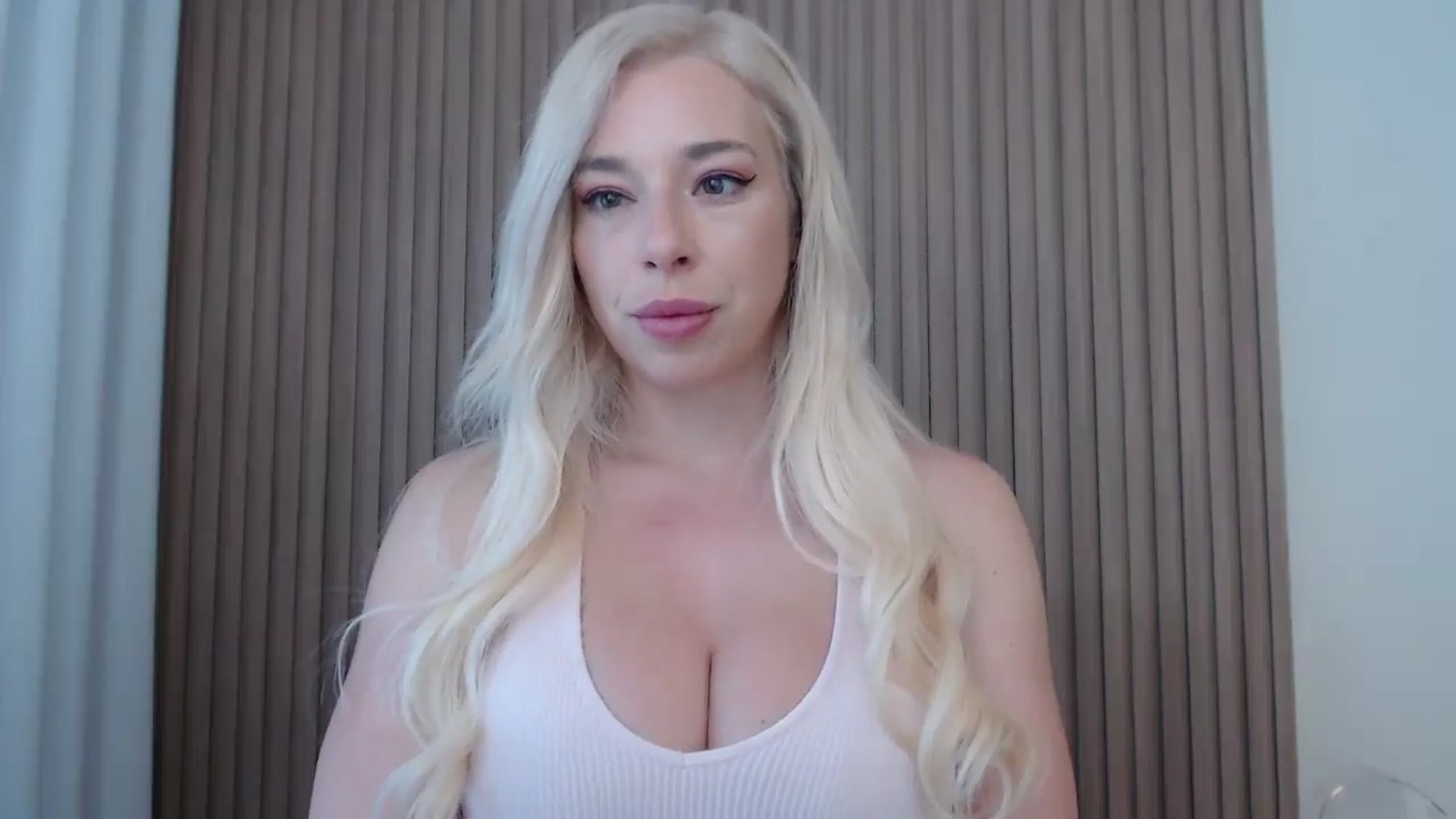 Gallery image thumbnail from Riley_Parks's myfreecams stream on, 06/13/2025, 11:35 image 11 of 20