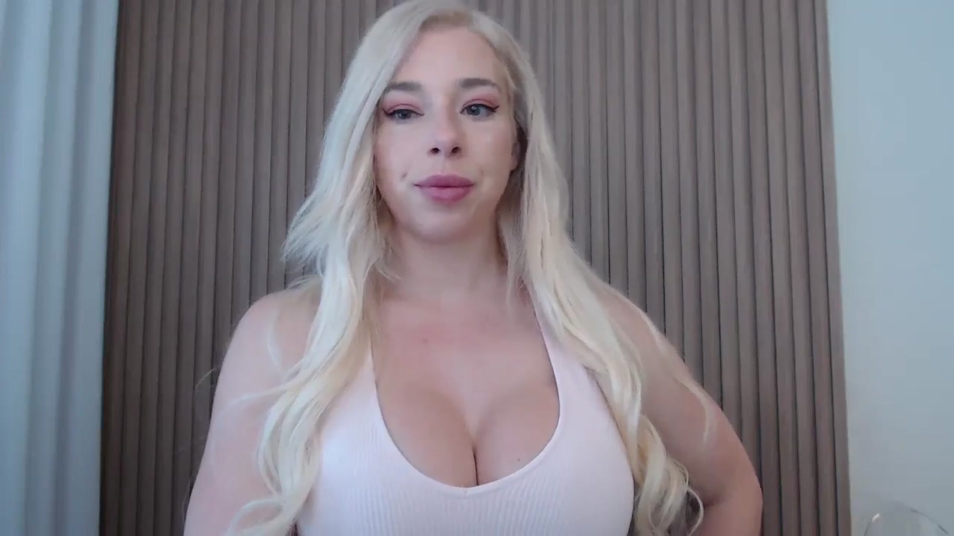 Gallery image thumbnail from Riley_Parks's myfreecams stream on, 06/13/2025, 11:35 image 6 of 20