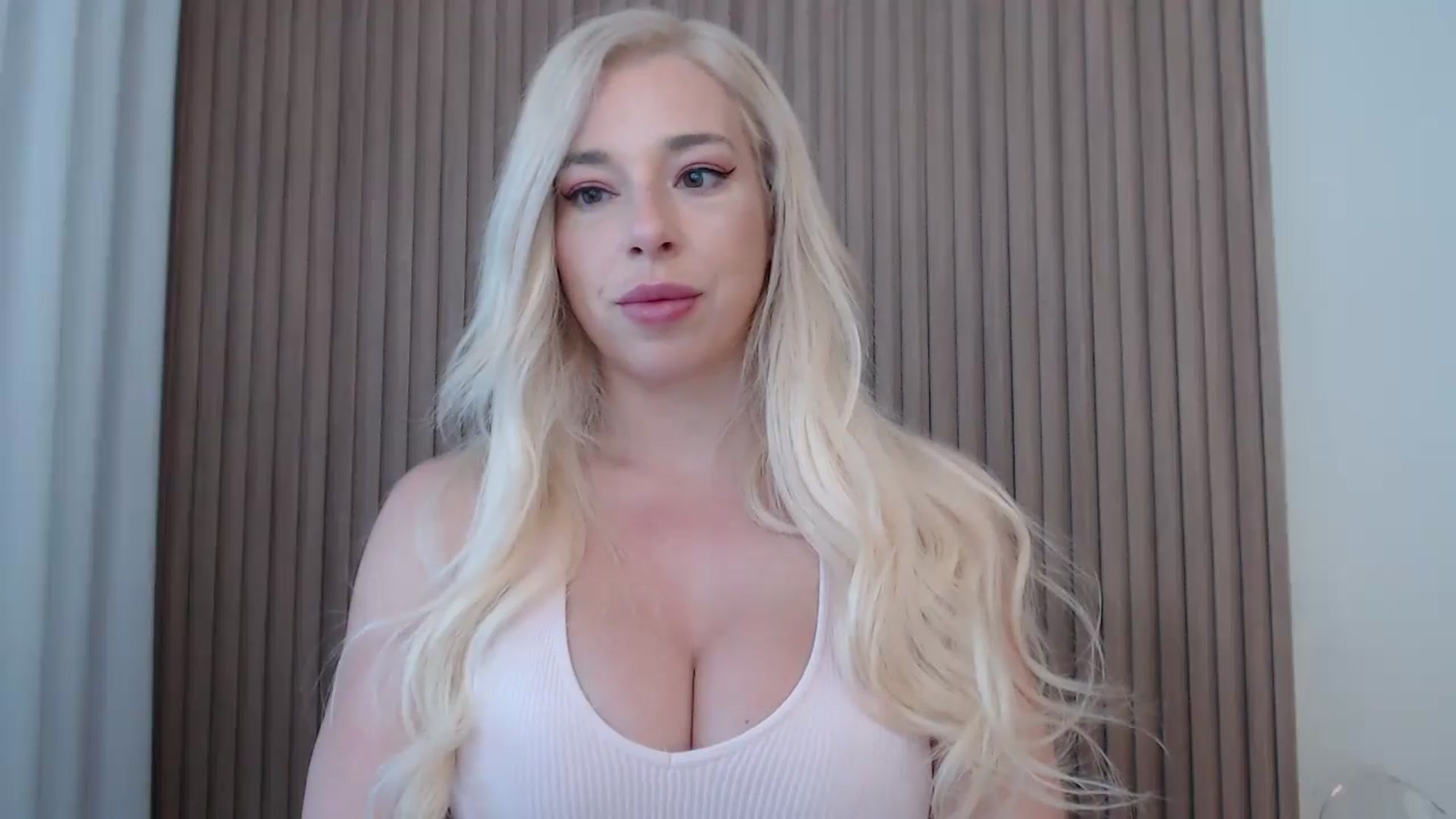 Gallery image thumbnail from Riley_Parks's myfreecams stream on, 06/13/2025, 11:35 image 13 of 20