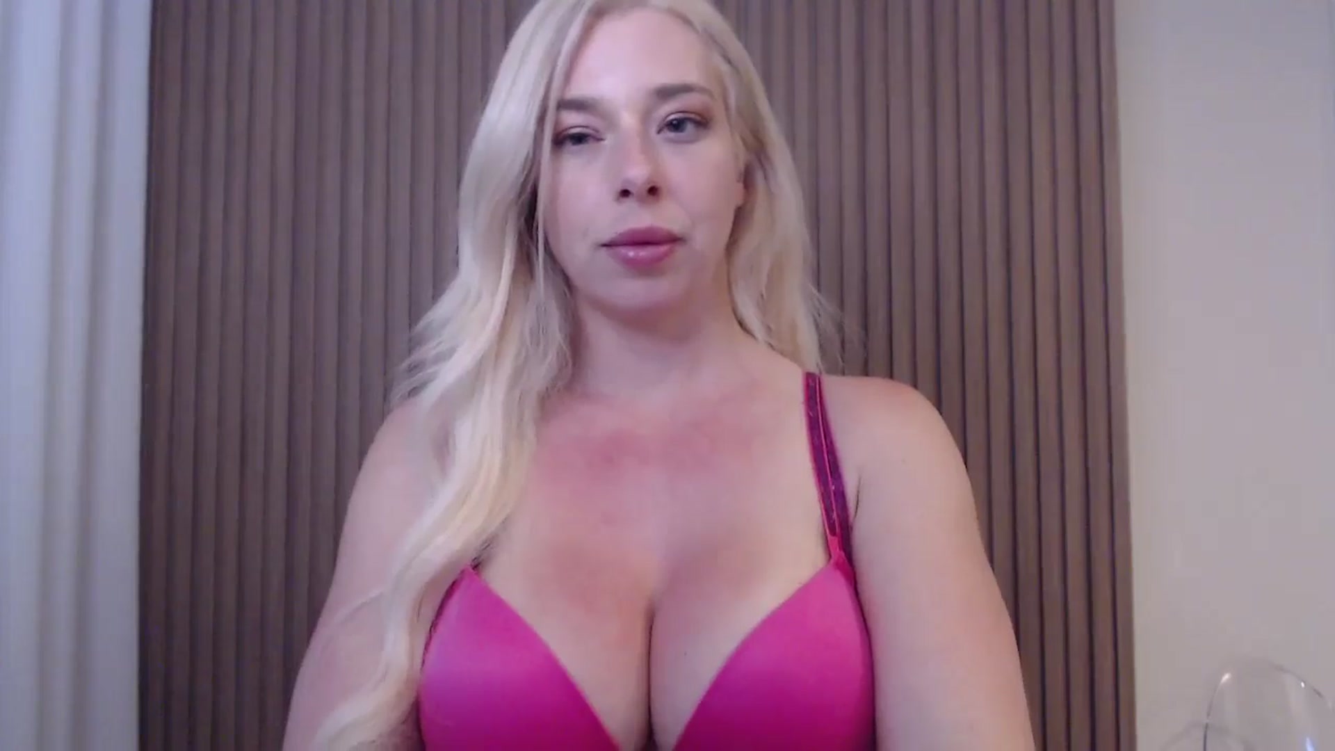 Gallery image thumbnail from Riley_Parks's myfreecams stream on, 06/15/2025, 01:22 image 5 of 20