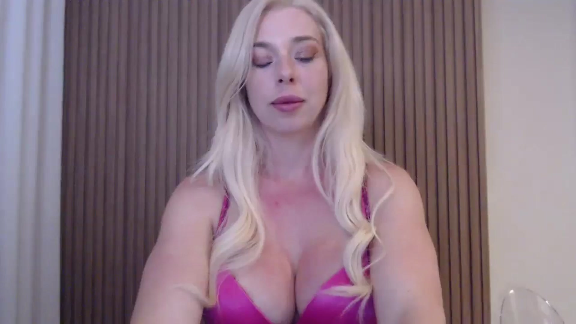 Gallery image thumbnail from Riley_Parks's myfreecams stream on, 06/15/2025, 01:46 image 18 of 20