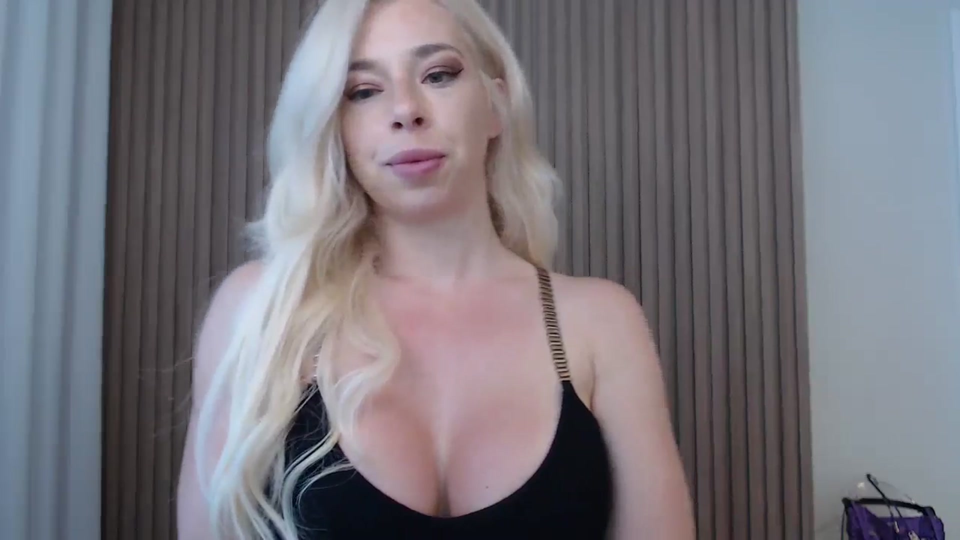 Gallery image thumbnail from Riley_Parks's myfreecams stream on, 06/16/2025, 11:47 image 6 of 20