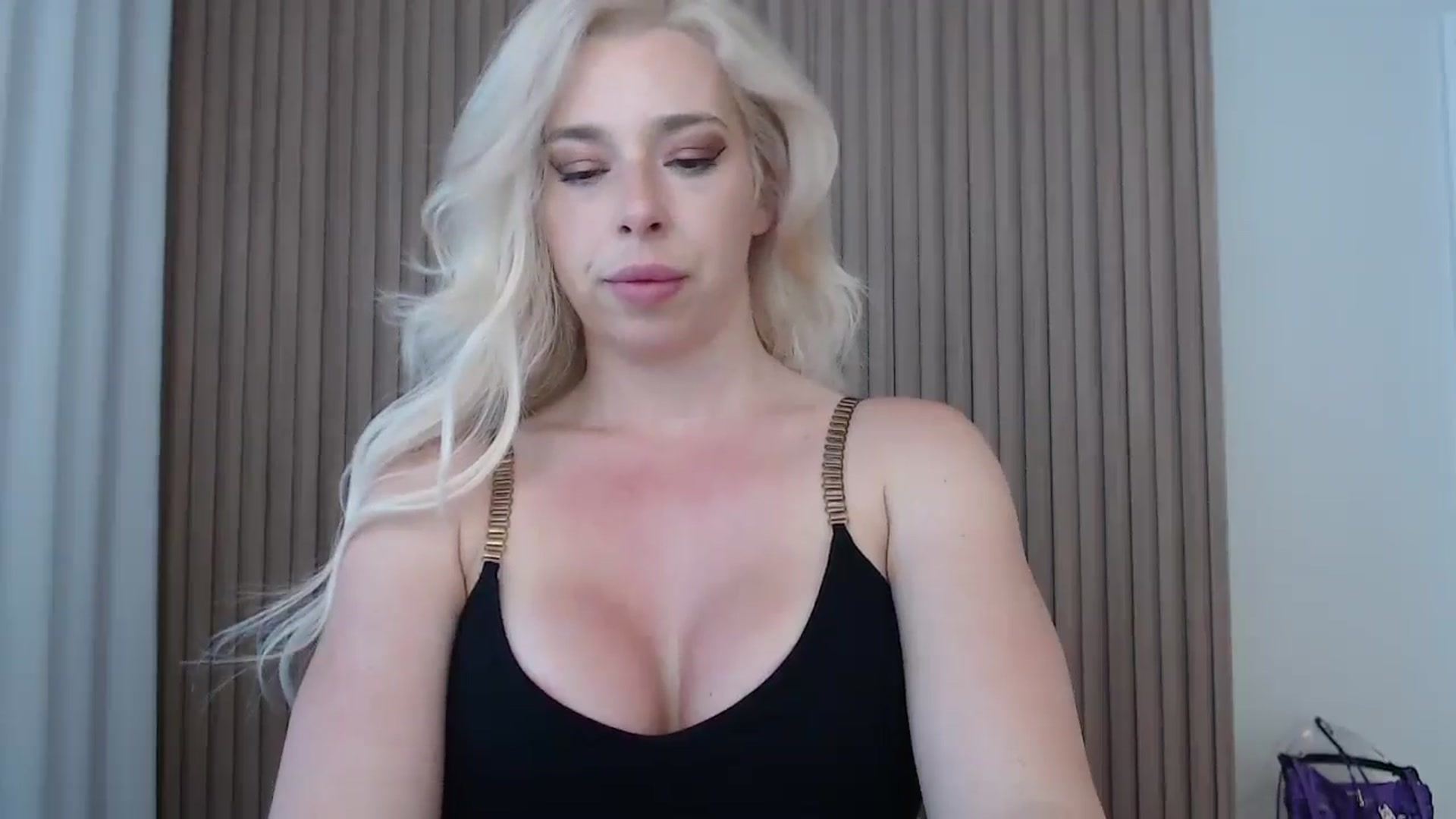 Gallery image thumbnail from Riley_Parks's myfreecams stream on, 06/16/2025, 13:37 image 3 of 20